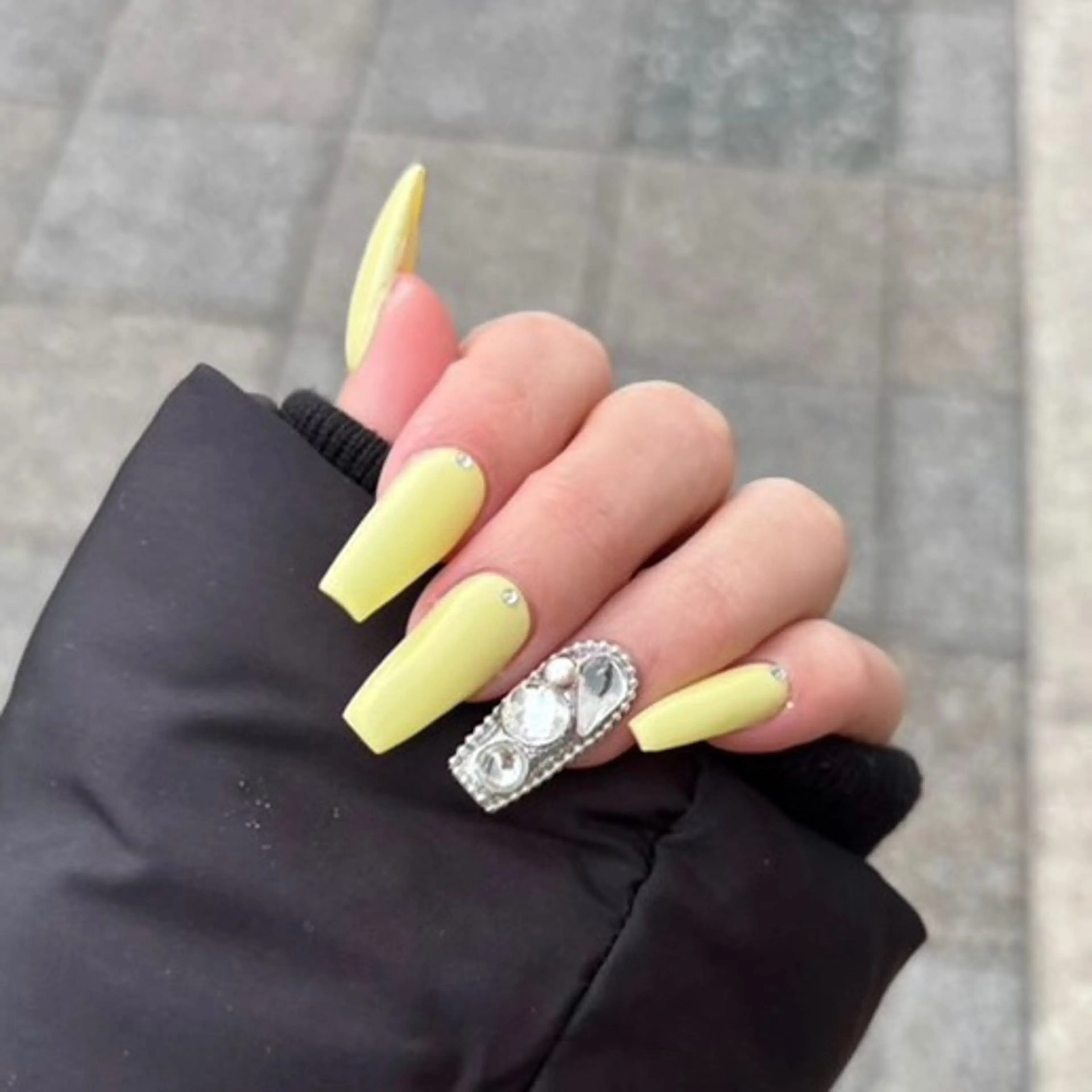 ネイル ワンカラーネイル パステルネイル 黄色 ⁸ᵃᵖᵖʸ🐝⋆゜ MöEのネイルデザイン