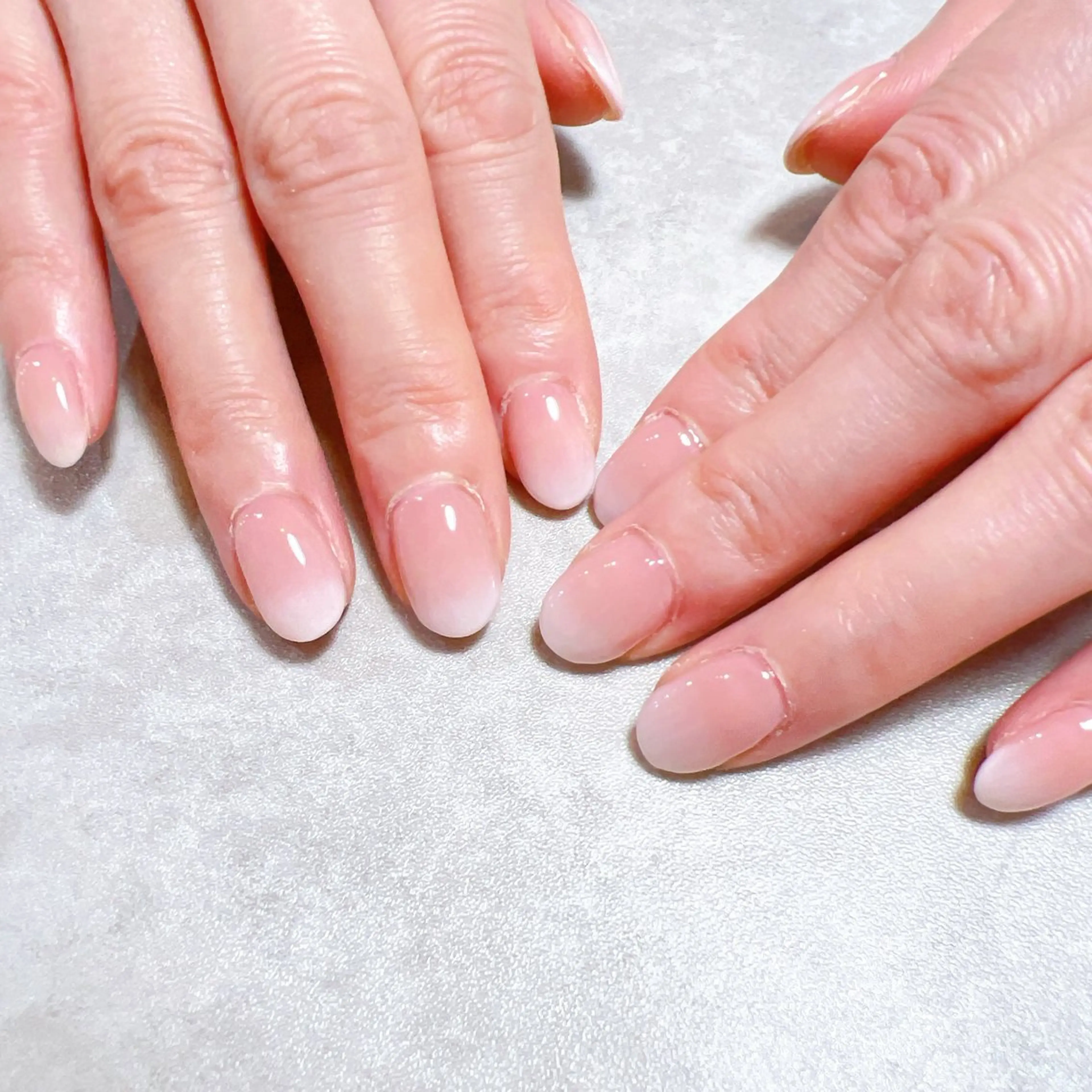 ネイル グラデーション ホワイト Nail&EyeNefer 旭店所属・木村 仁美のネイルデザイン