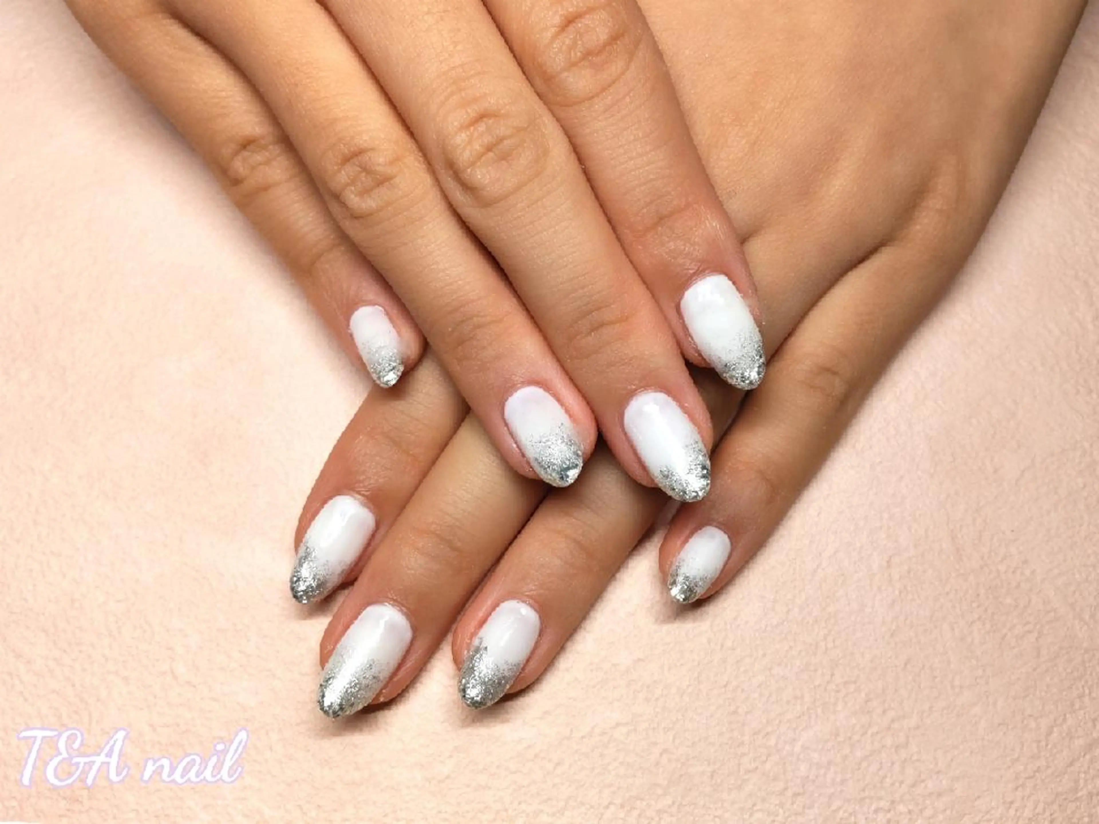 ミディアム ネイル ジェルネイル グラデーション ニュアンスネイル スカルプネイル 冬ネイル ハンドネイル T&A nailのネイルデザイン