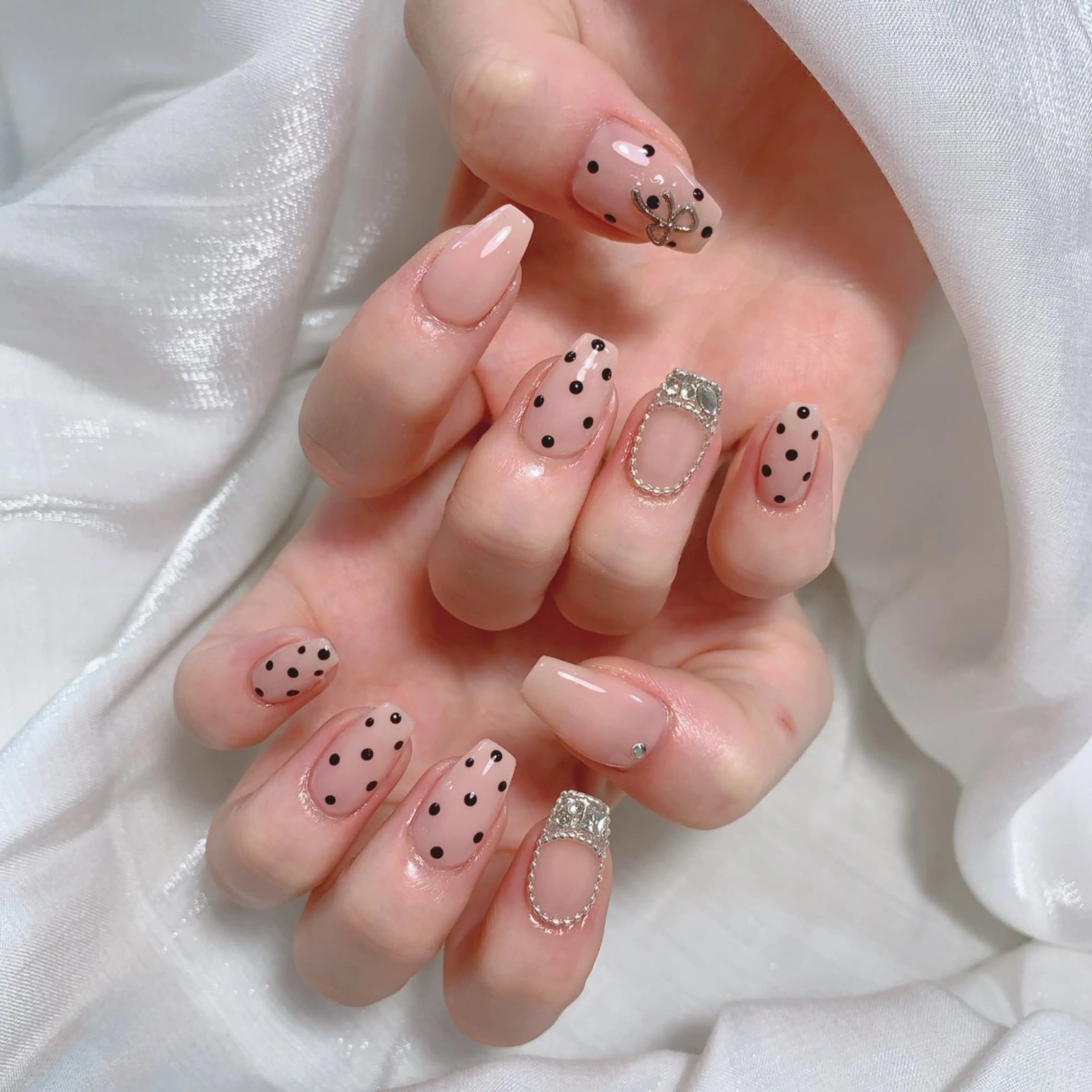 ネイル ブルー チークネイル フレンチネイル ハート ホログラムネイル ハンドネイル インフィニティ ネイルサロンのネイルデザイン