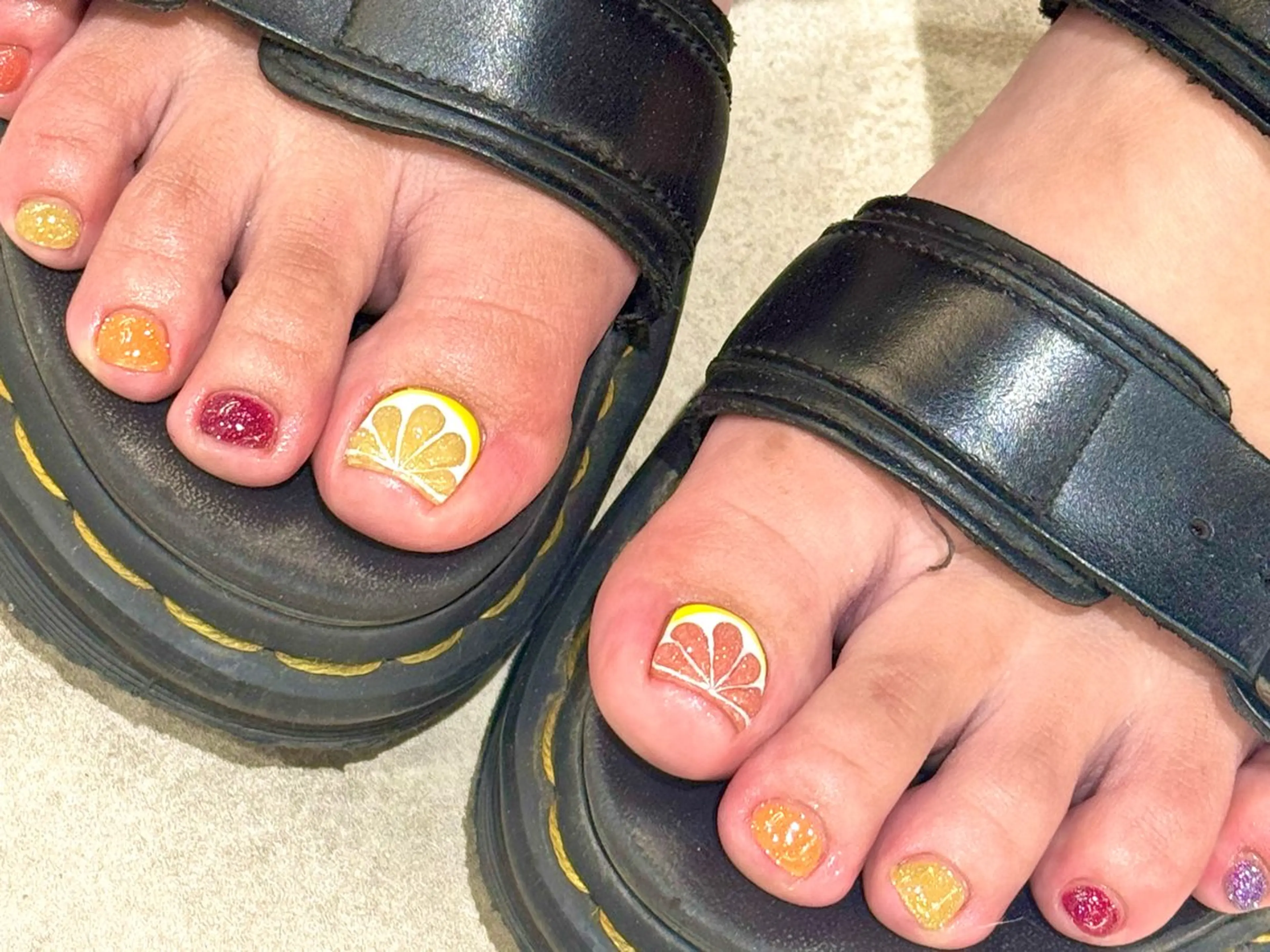 ネイル キラキラネイル ワンカラーネイル フットネイル エムスラッシュセンター南sol所属・kano🫧 指名No.1💫のネイルデザイン