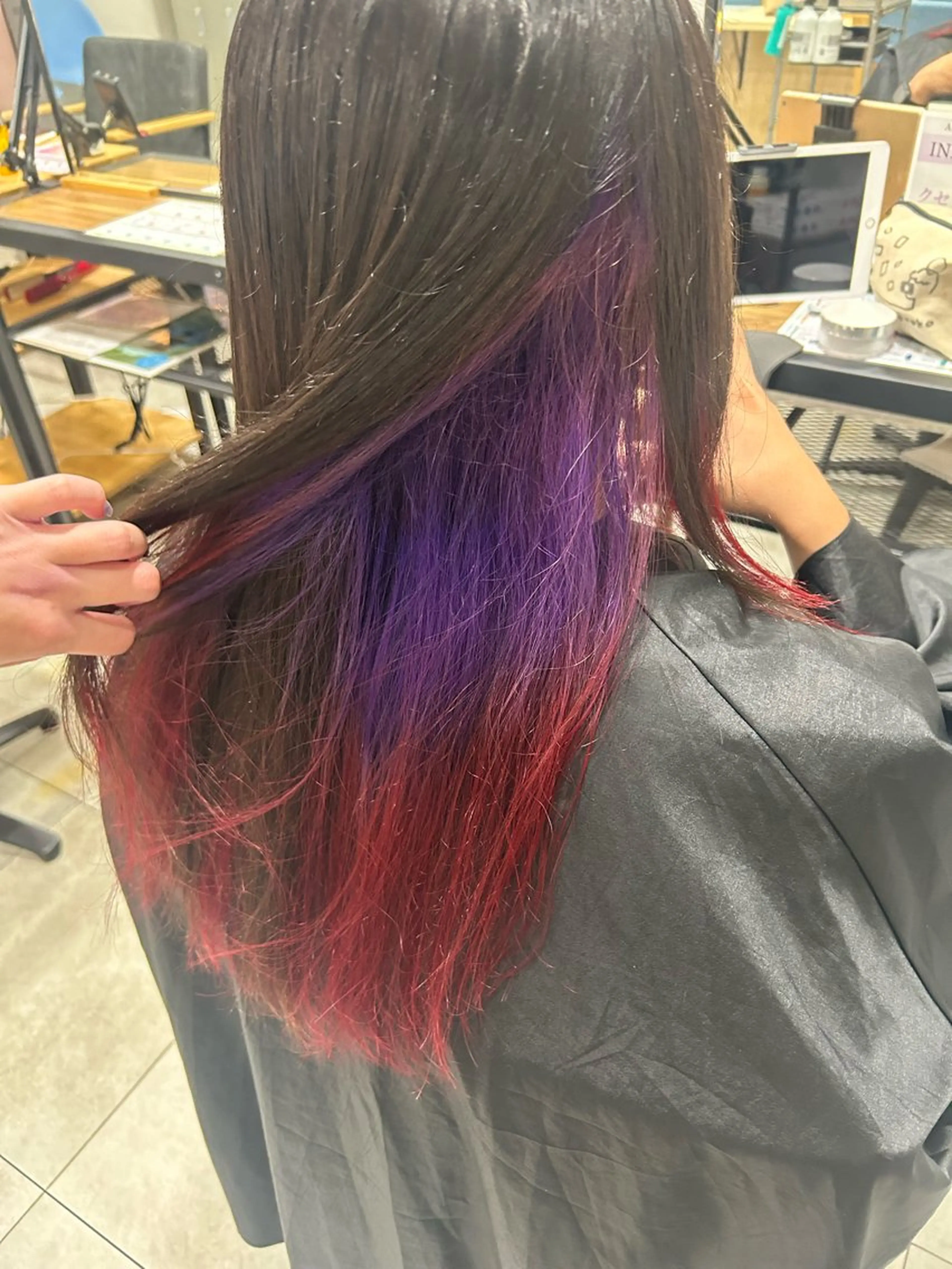 セミロング カラー メンズ メンズインナーカラー グラデーションカラー インナーカラー パープルカラー レッドカラー sunny.所属・山岡 茉琳のヘアスタイル