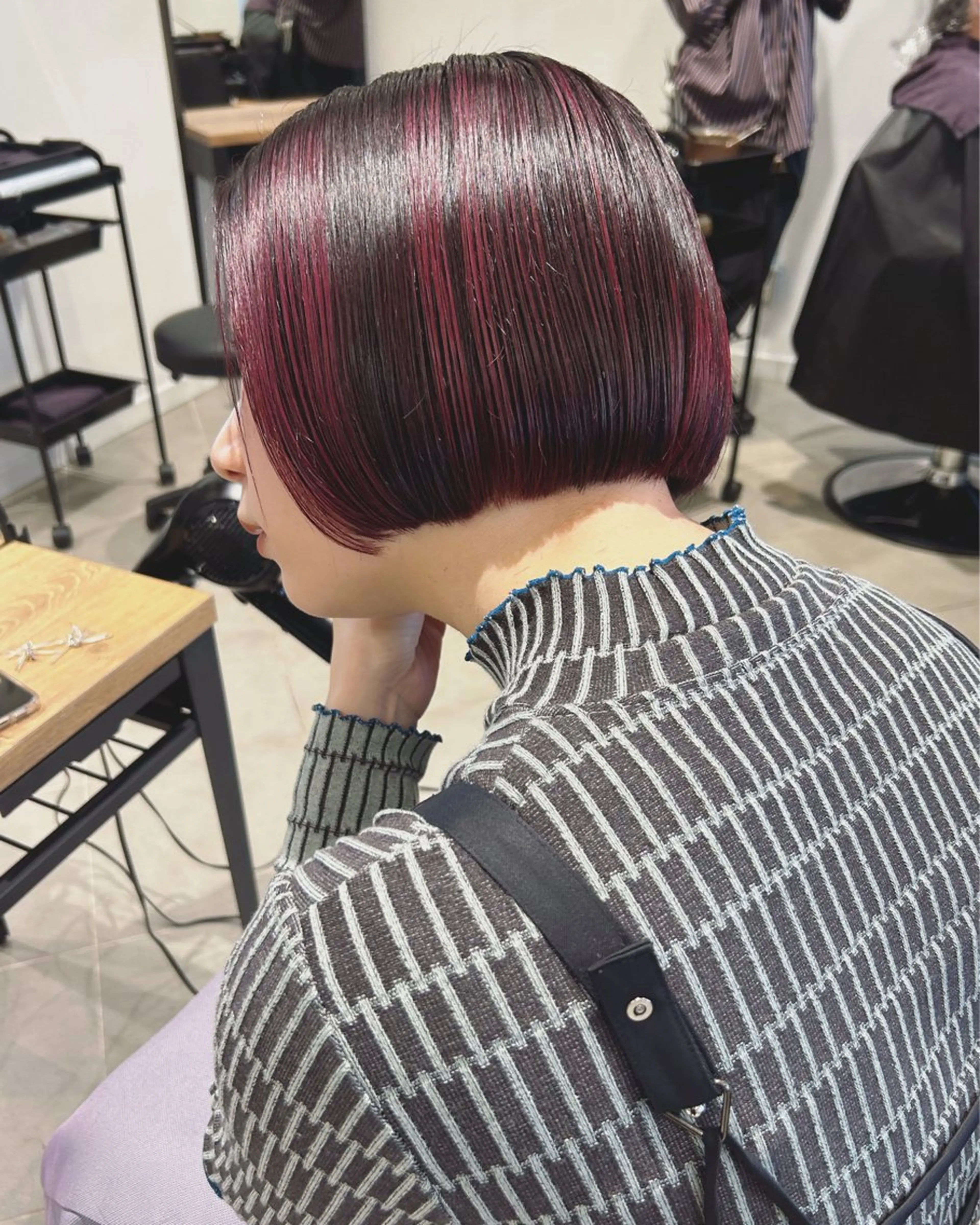 ショート カラー ボルドーカラー デザインカラー ボブ カット ヘアカラー トリートメント Loom.所属・村上雅人 ナチュラルモードのヘアスタイル