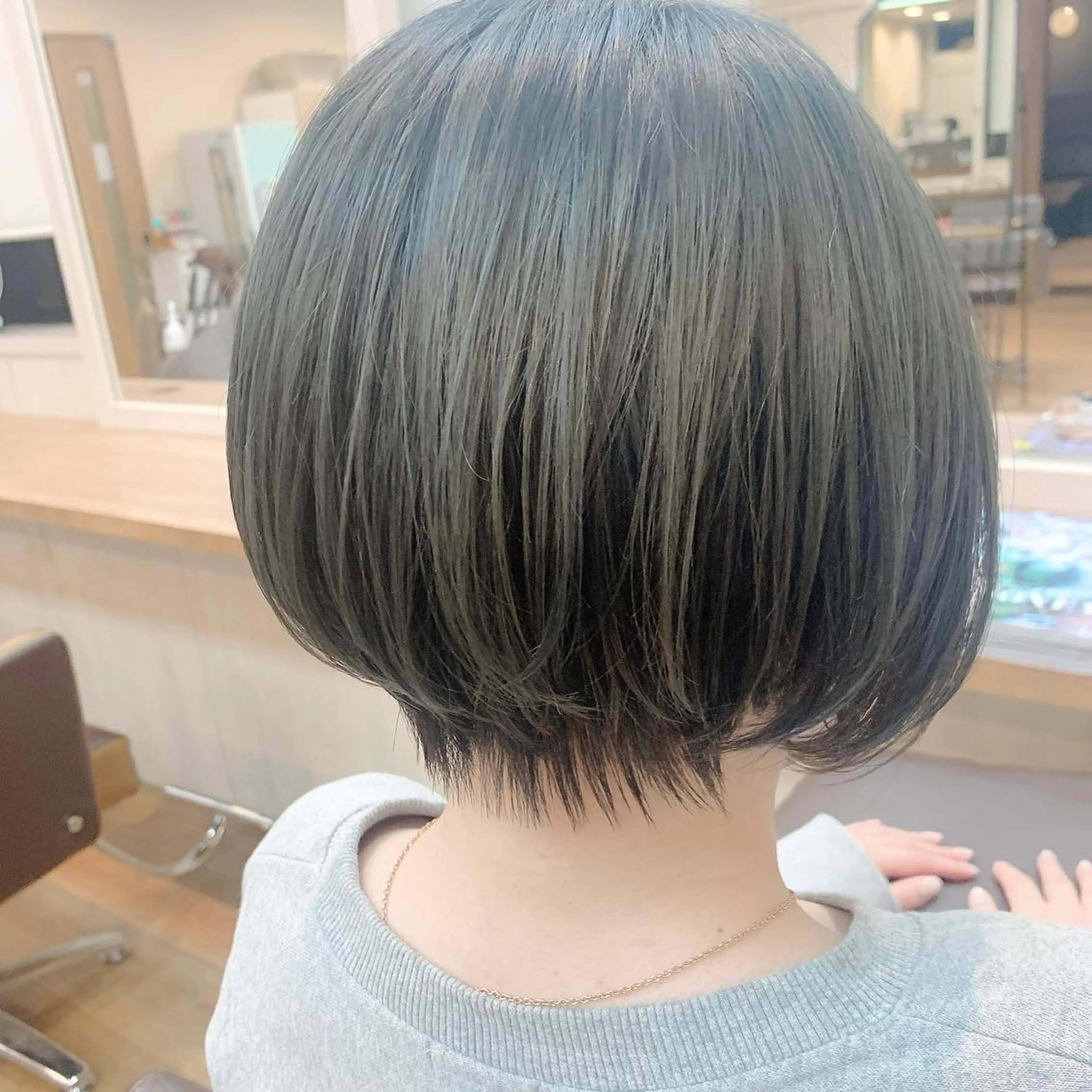 ショート カラー ショートボブ 透明感カラー グレージュ オリーブグレージュ オリーブグレー カット ヘアカラー NUMBER_ ユイナのヘアスタイル