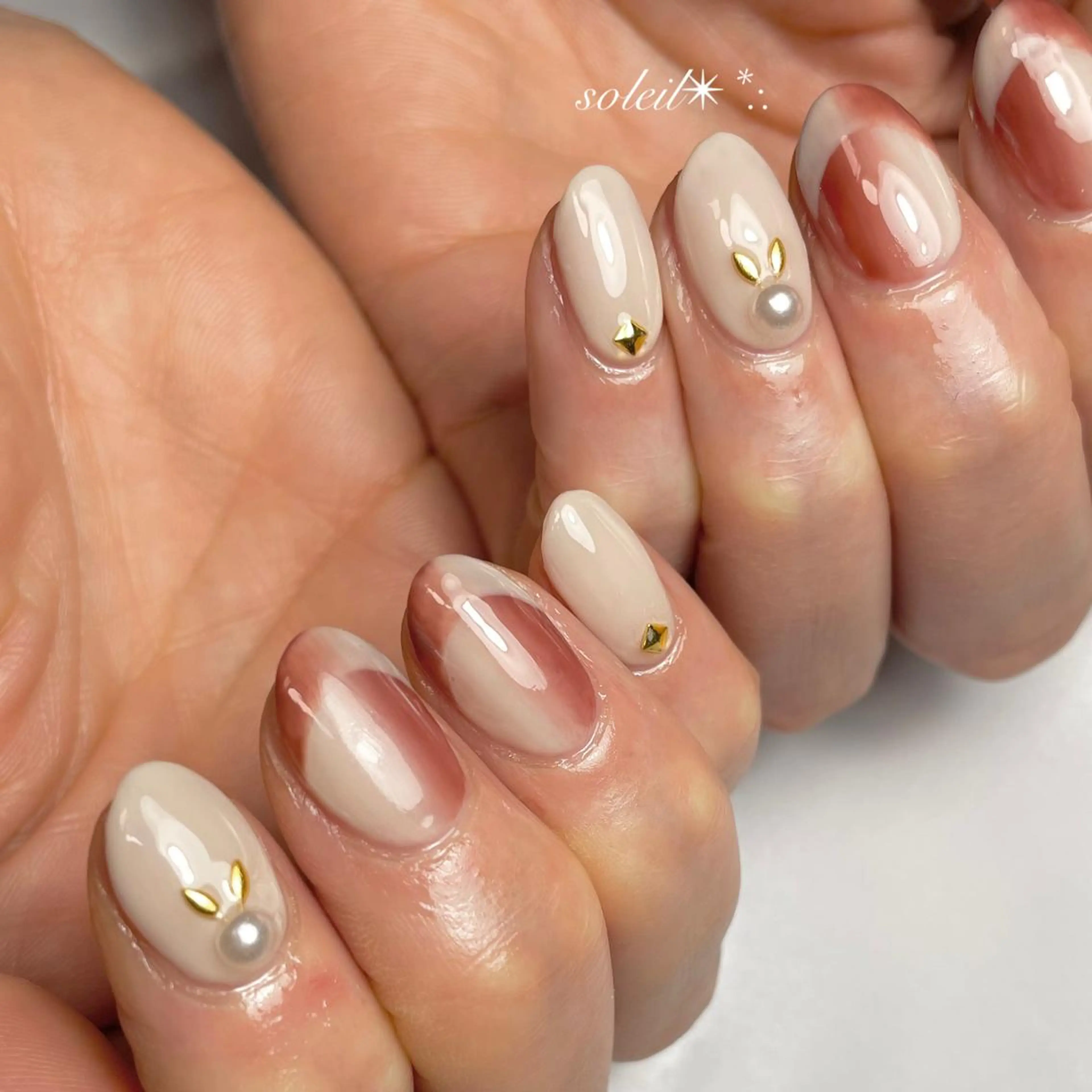 ネイル ドット フレンチネイル ジェルネイル グラデーション ラメ(グリッター) 粟津 美紀のネイルデザイン