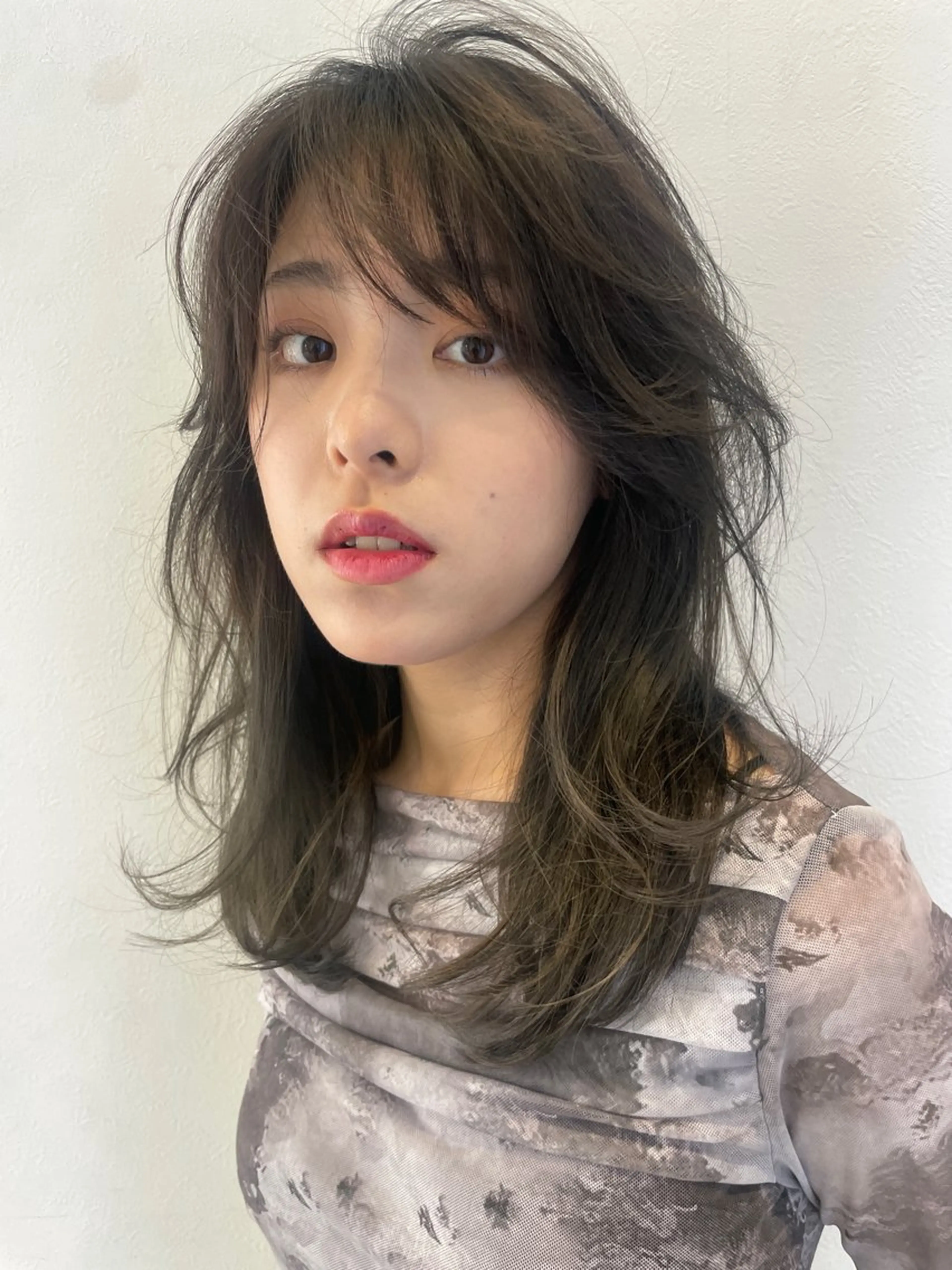 ミディアム カラー 黒髪 ブリーチ 透明感カラー ブリーチなしカラー レイヤーカット カット ヘアカラー 海外レイヤー/赤み 消しカラー/上原聖奈のヘアスタイル