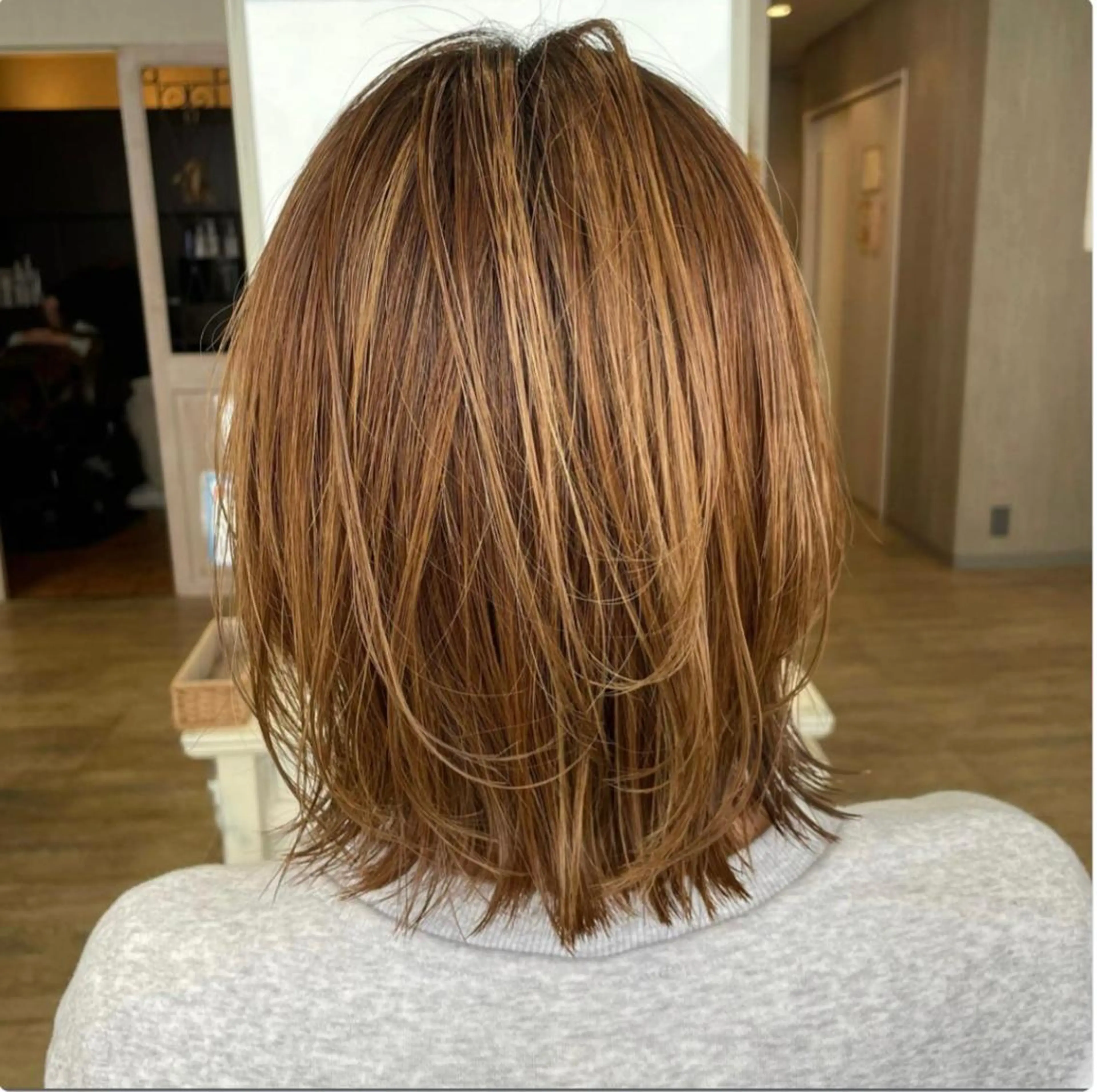 ミディアム レイヤーカット 大島 瑞穂　ビズヘアーのマツエク・マツパデザイン