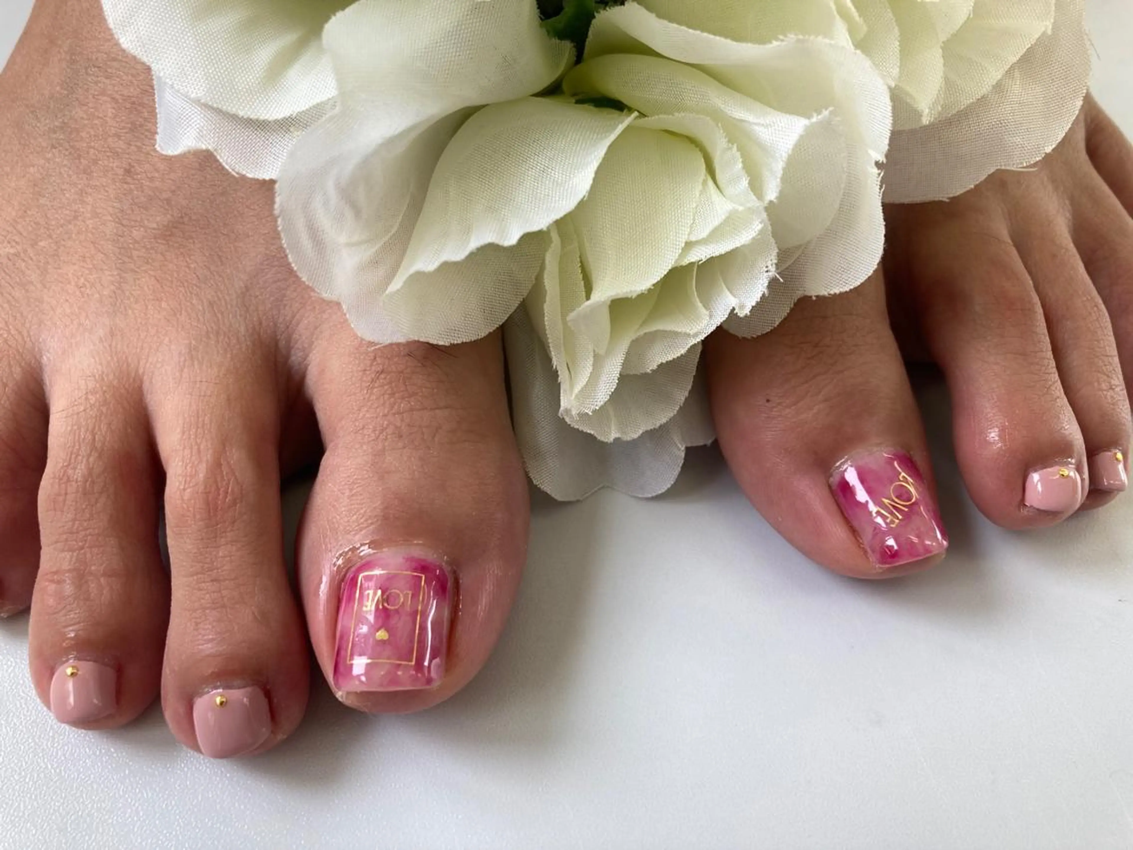 ネイル 赤色 フットネイル 手書きが得意🖌️ Y’s  nailのネイルデザイン