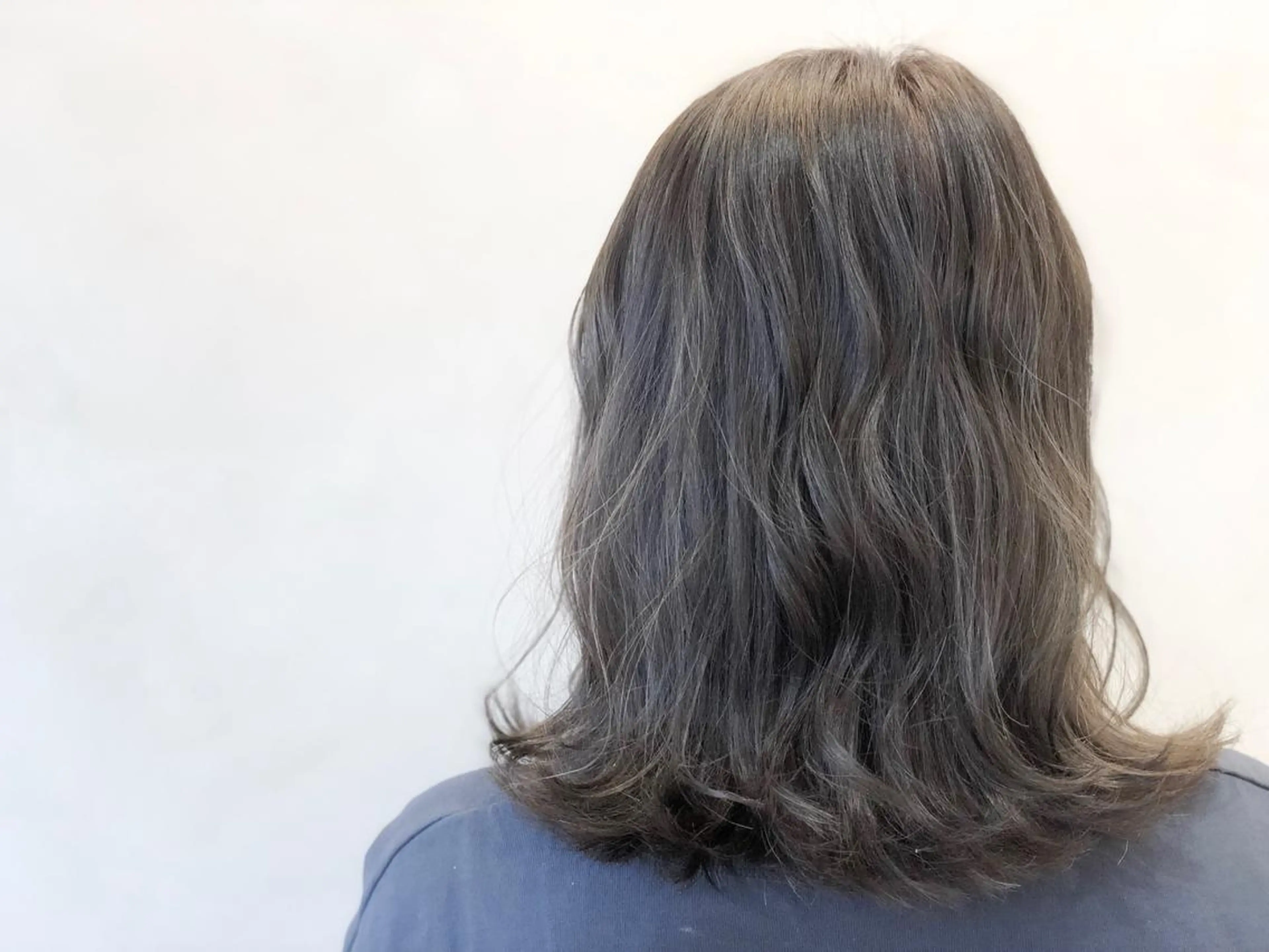 ミディアム カラー ヘアアレンジ グレージュ ハイライトカラー ハイライト カット ヘアカラー いしだ みさきのヘアスタイル