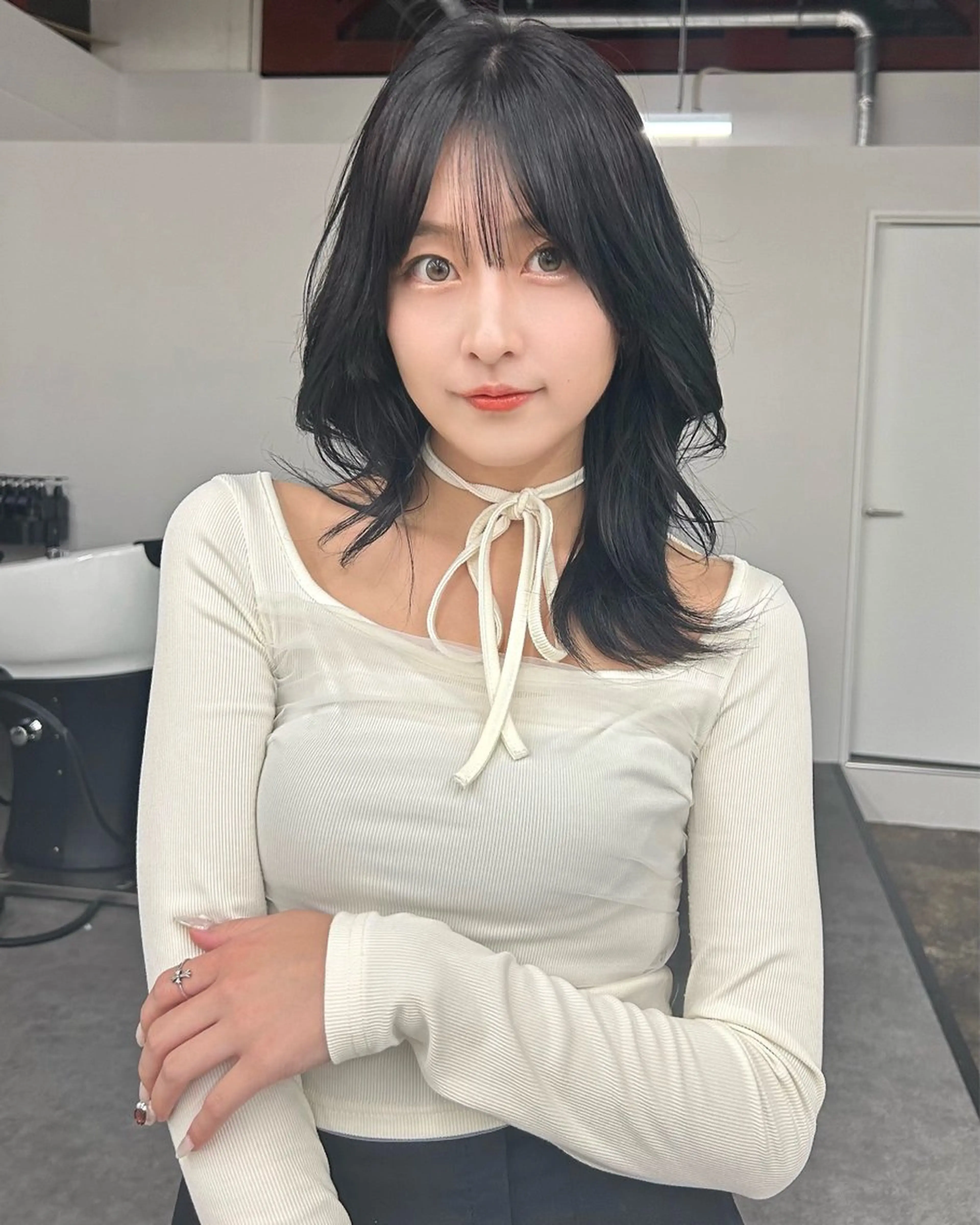 セミロング カラー 黒髪 ブルーカラー ブルーブラック Lien by kiitos所属・韓国ヘア×レイヤー カット/上田丈也のヘアスタイル