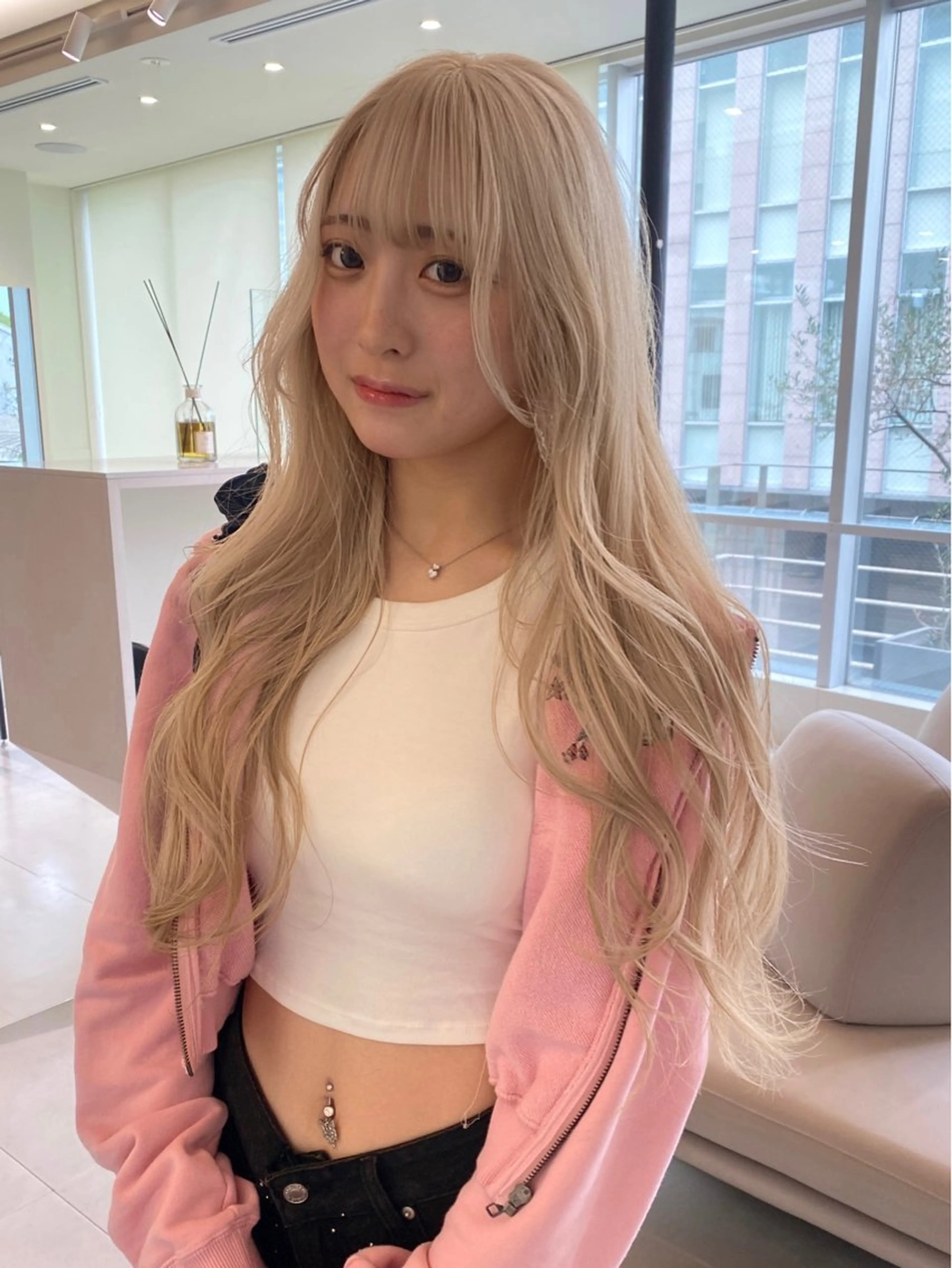 【✨🦢一緒に作るホワイトカラー✨🦢+ケア前処理トリートメント付き❗️】 (2ブリーチ+ケアトリート)の写真