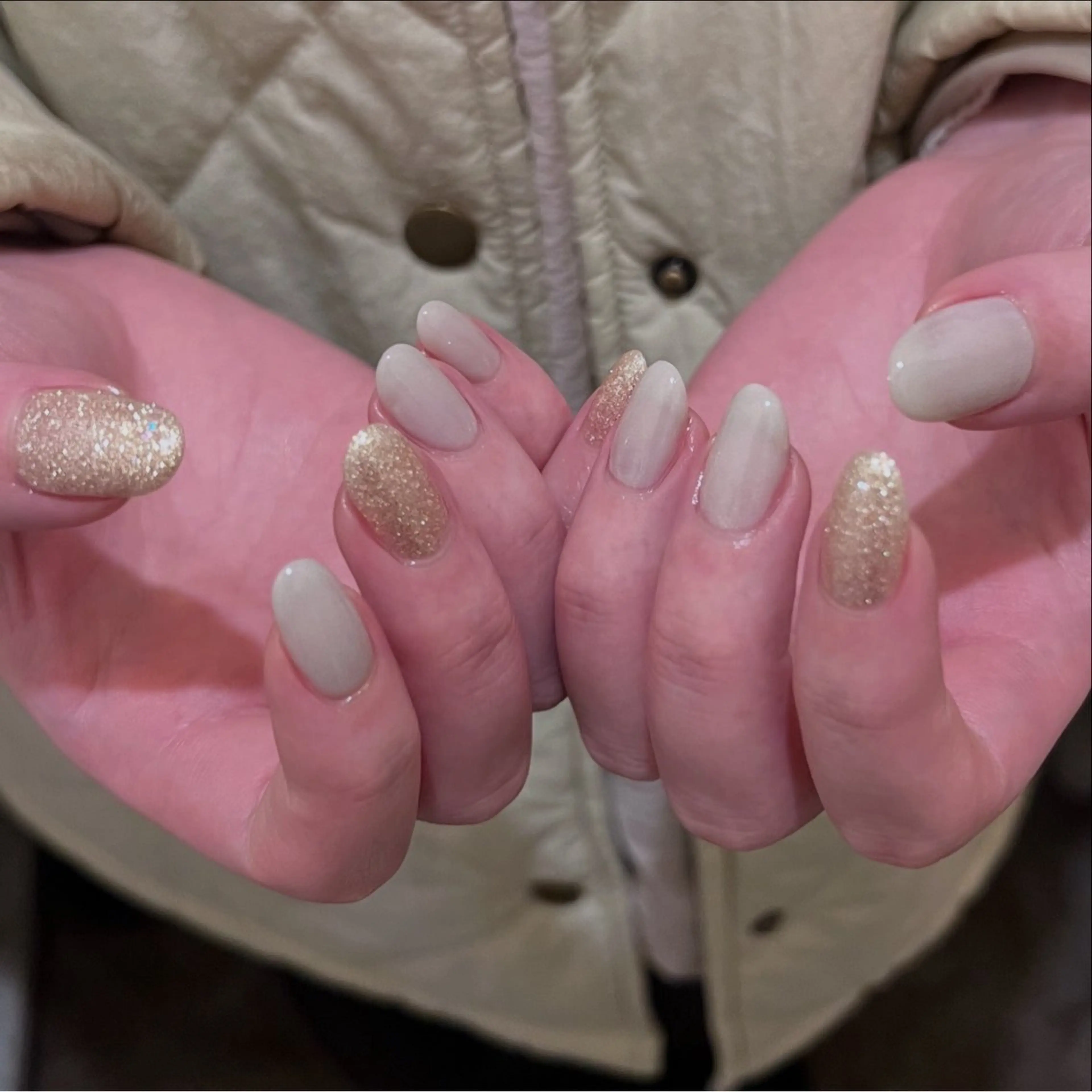 ネイル フラッシュネイル ゴールド ラメ(グリッター) マグネットネイル ホワイト urun eriのネイルデザイン