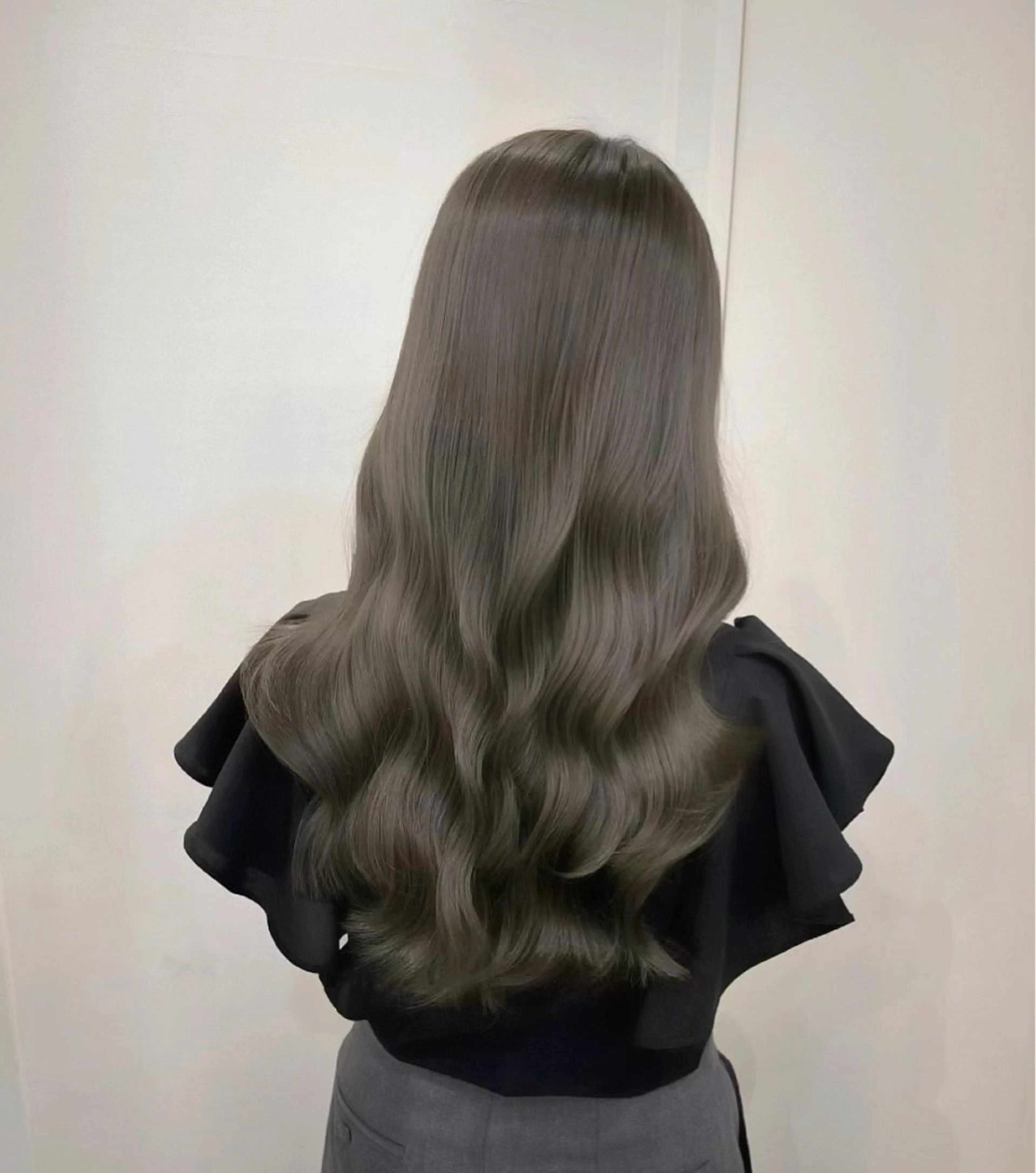 ロング ブリーチなしカラー /ベージュカラーのヘアスタイル