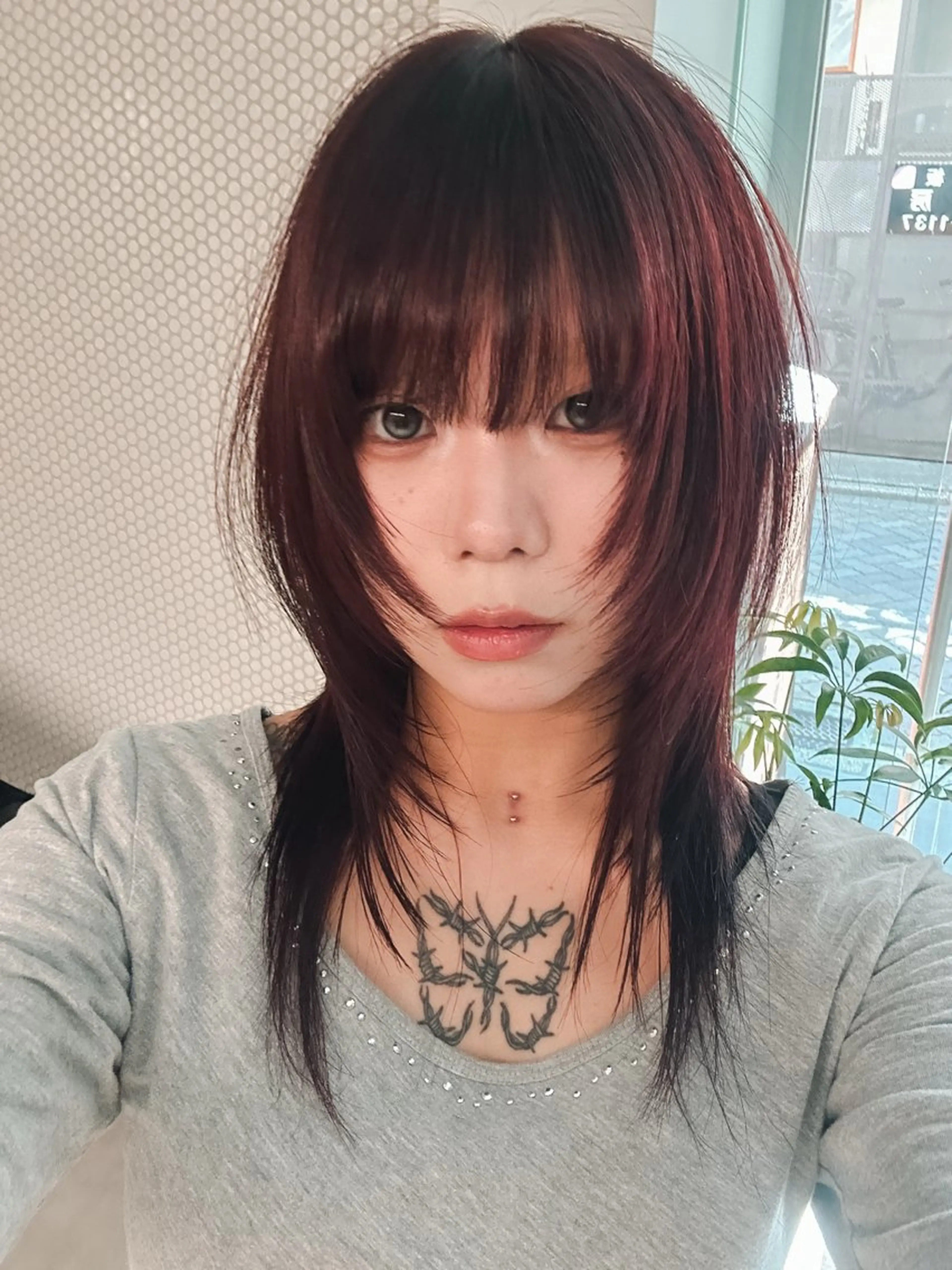 ミディアム カラー ブリーチ ボルドーカラー ダブルカラー ブリーチなしカラー ハッシュカット カット ヘアカラー トリートメント レイヤー/ウルフ/ ハッシュカット/ダイのヘアスタイル