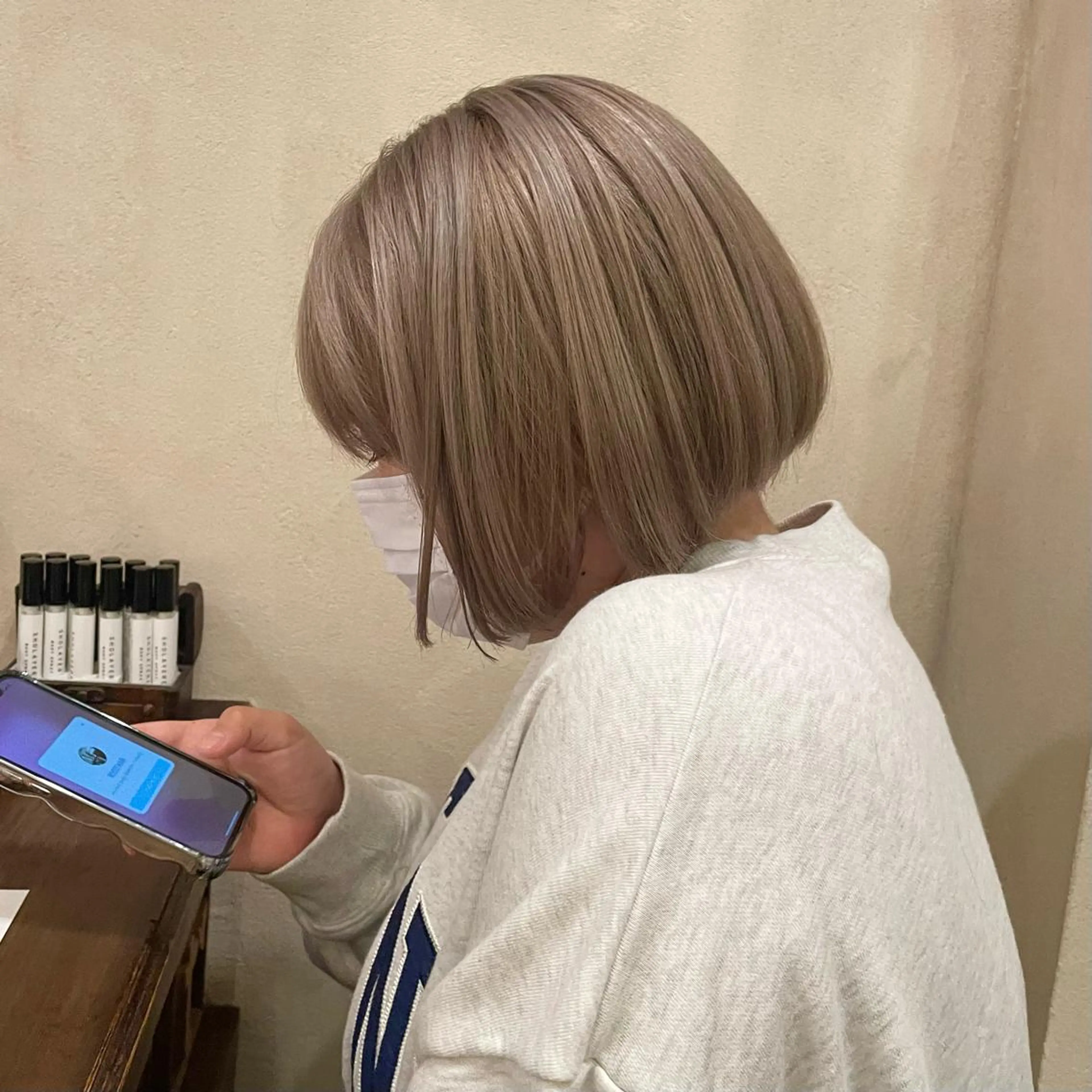 ショート カラー ベージュカラー ブリーチ roost 優のヘアスタイル