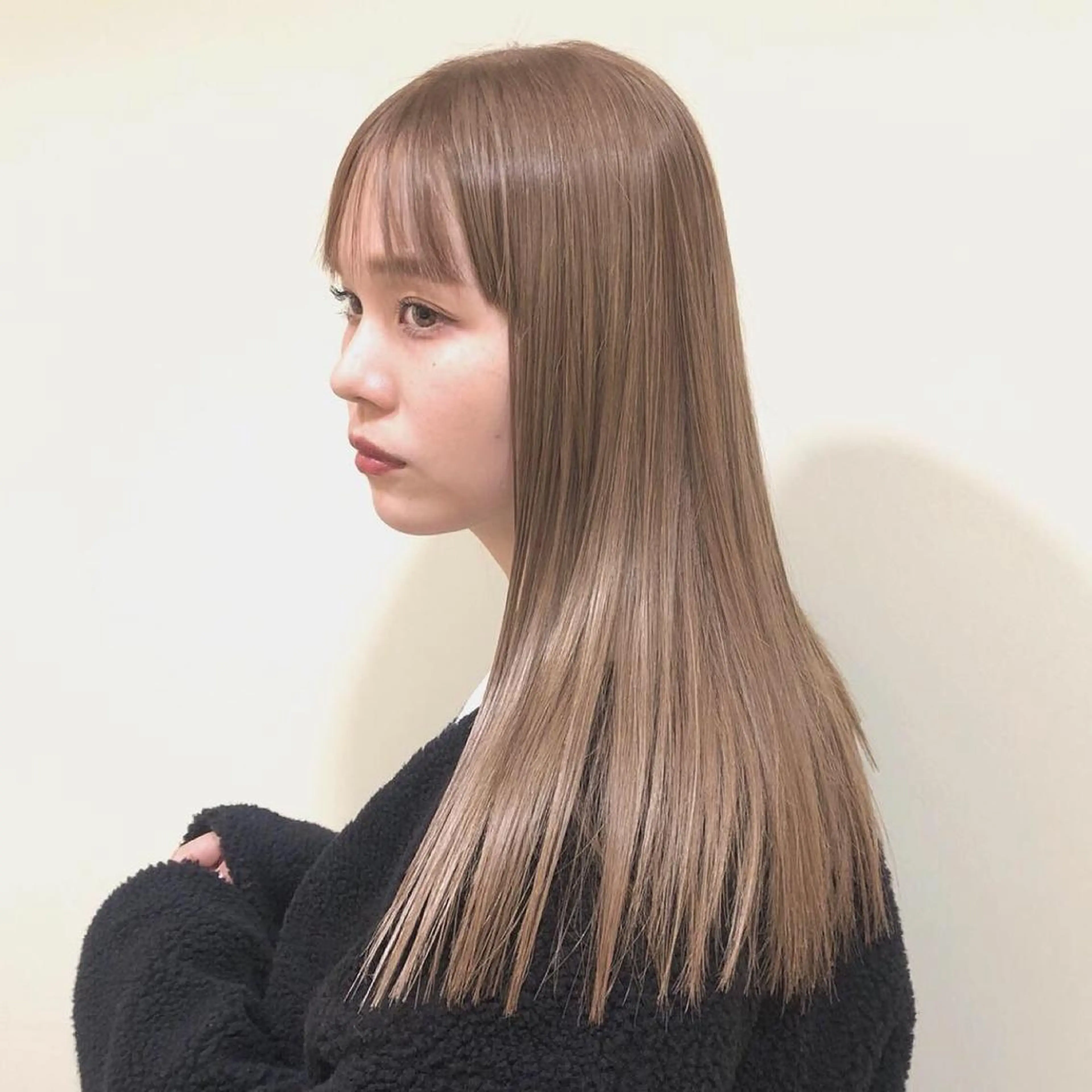 セミロング カラー ANNA ／艶髪／ハイトーンのヘアスタイル