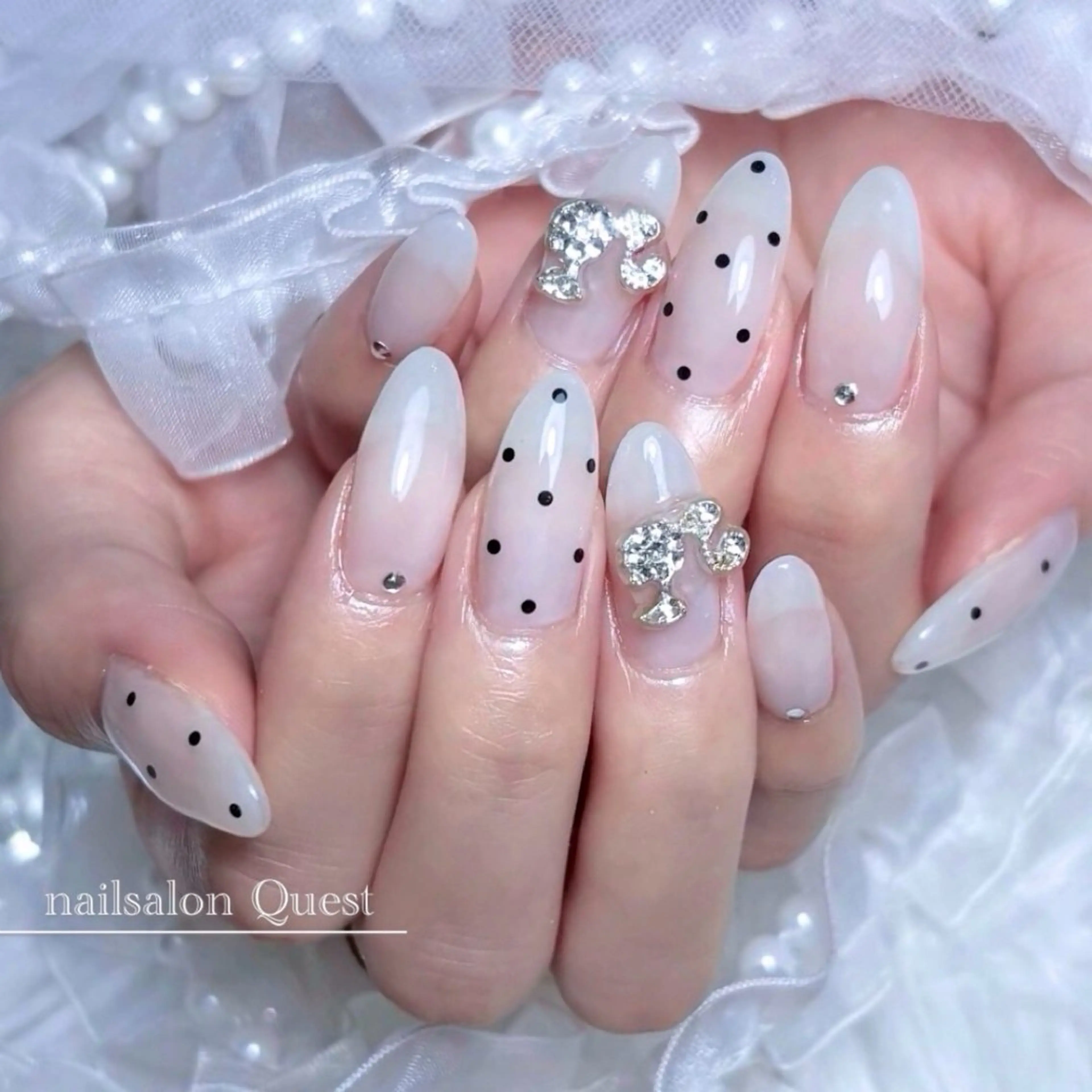 ネイル ドット ガーリー ストーンネイル ホワイト ハンドネイル nailsalon Questのネイルデザイン