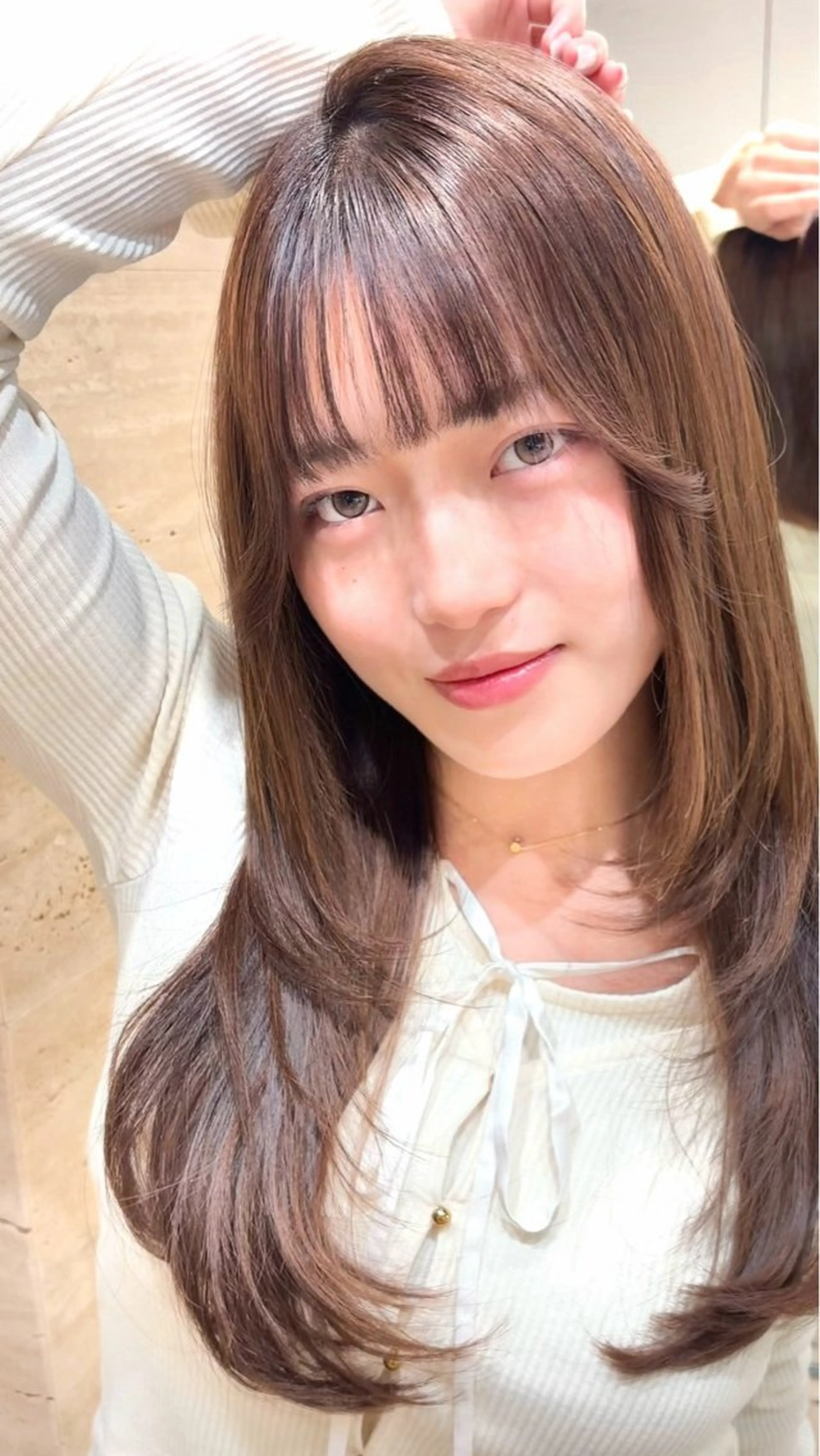 セミロング カット あらい みゆのヘアスタイル