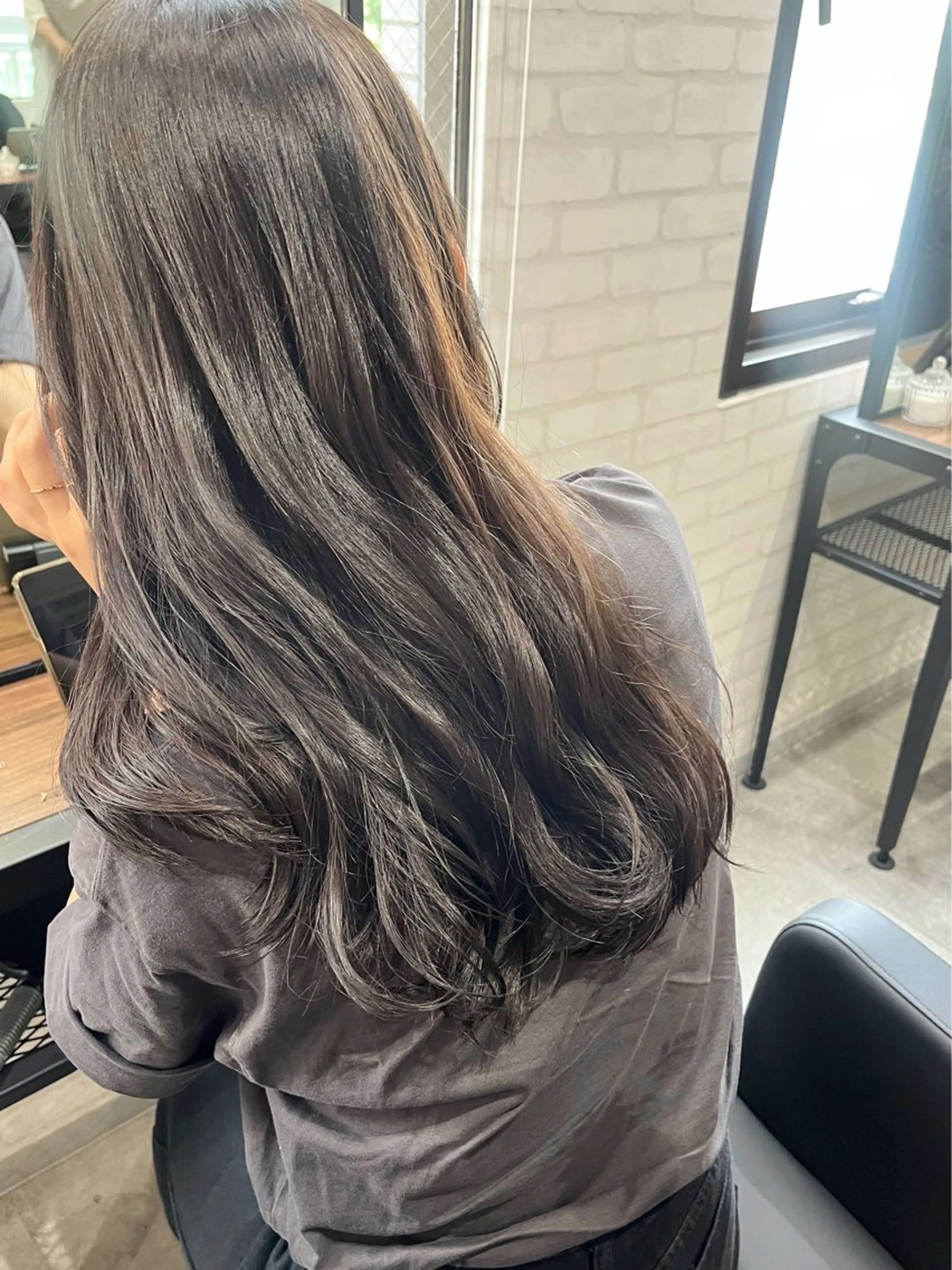 ロング カラー 透明感カラー ダークグレー ダークグレージュ グレージュ カット ヘアカラー トリートメント 詩乃 暖色系🎀レイヤーのヘアスタイル