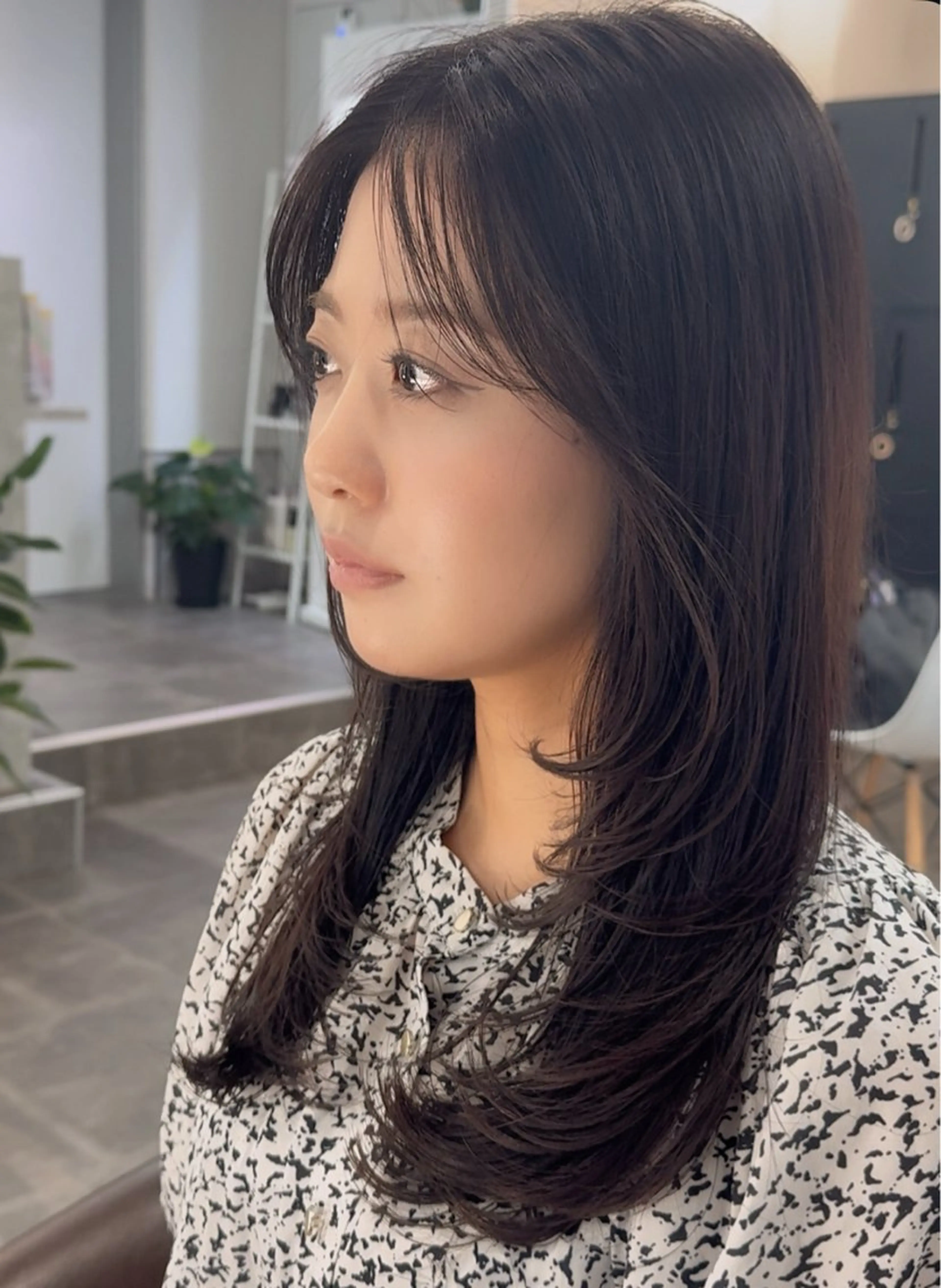 ミディアム カラー 透明感カラー 顔まわりレイヤー 顔周りカット レイヤーカット 新宿/ハイトーン /パーマ/戸羽のヘアスタイル