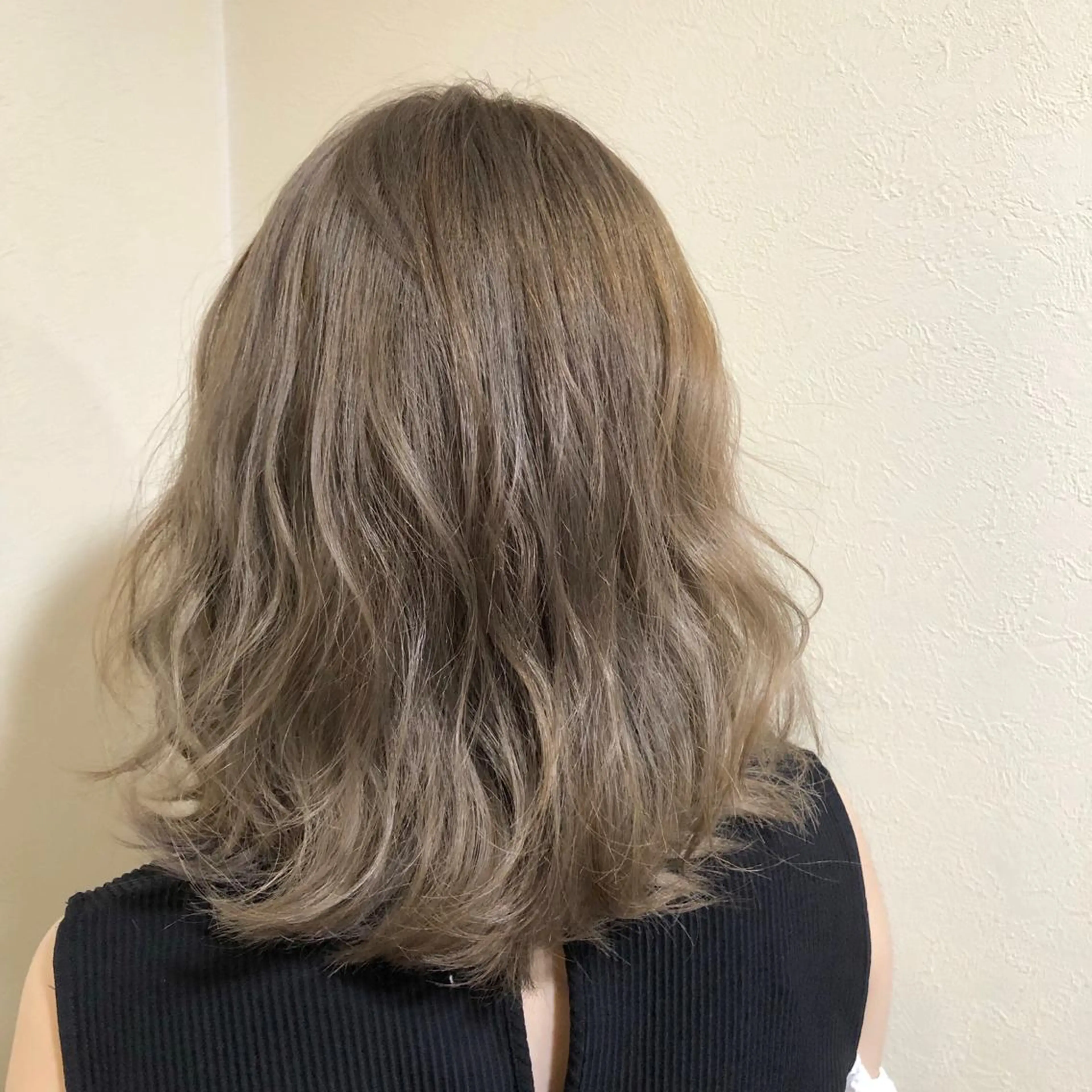 ミディアム カラー 工藤 綾華のヘアスタイル