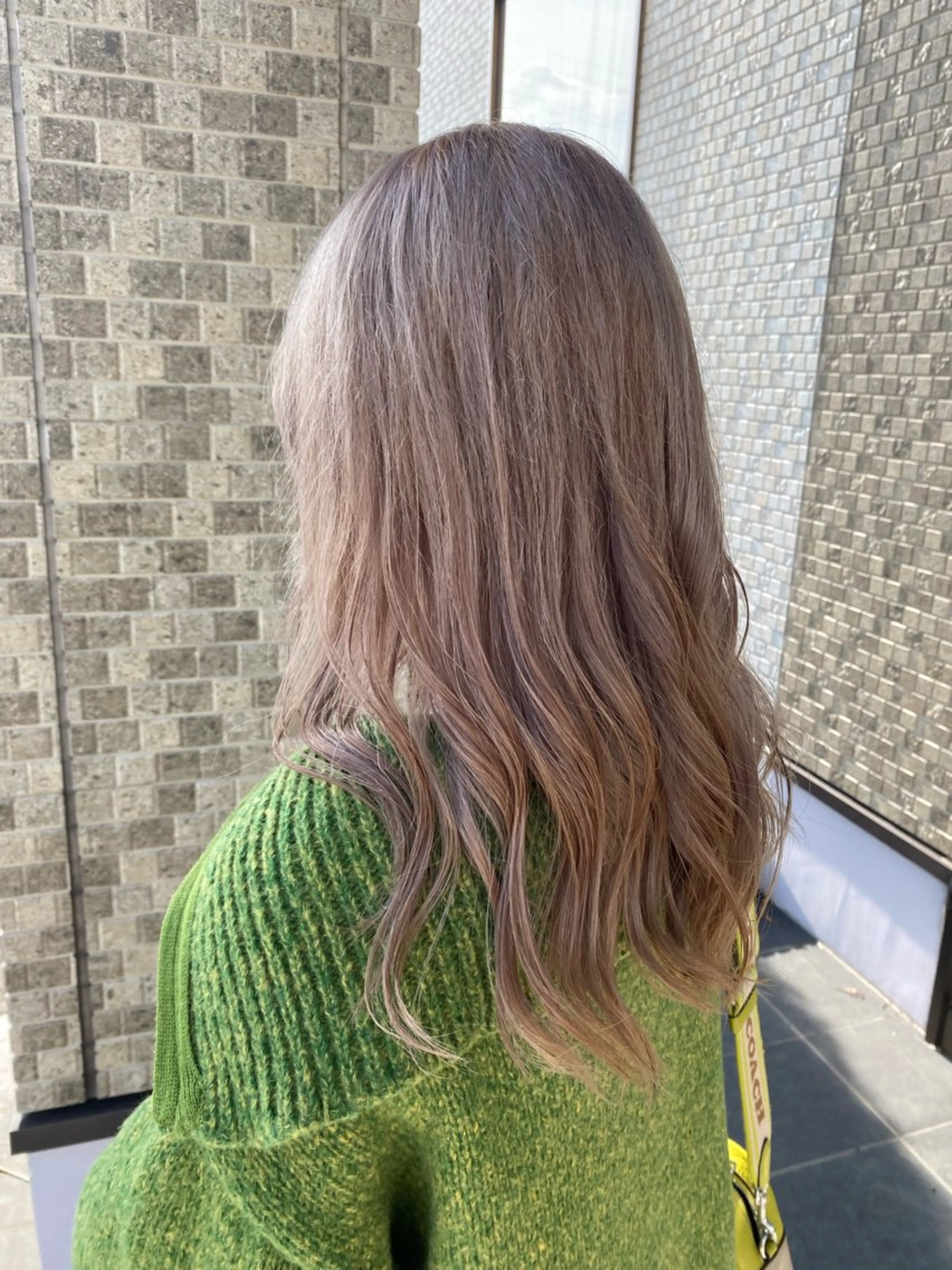 カラー ベージュカラー ブリーチ ミルクティーベージュ ヘアカラー 目黒 優衣のヘアスタイル