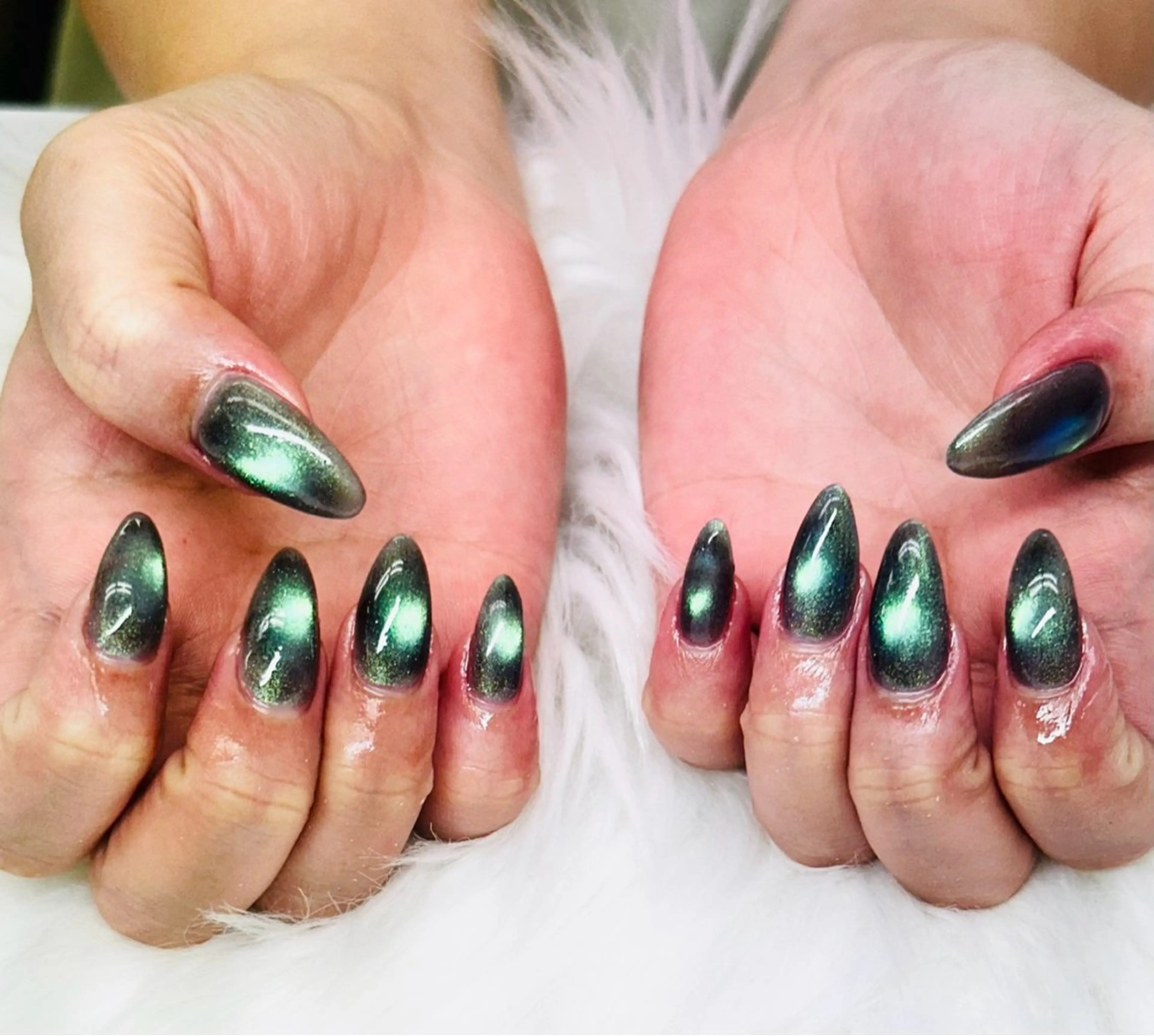 ハンドネイル｜オフあり｜ジェルネイル｜マグネットの写真