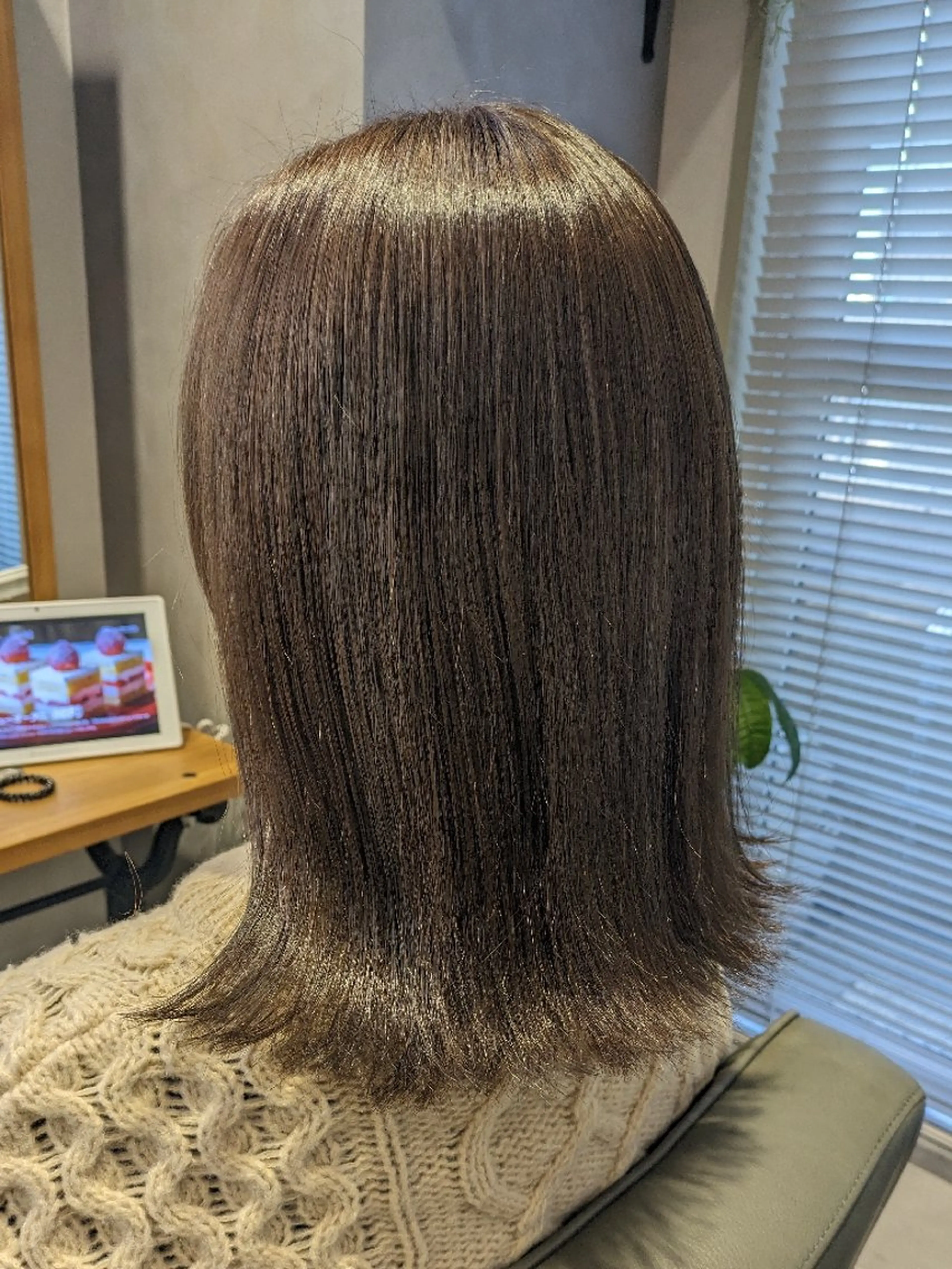 ミディアム カラー ヘアアレンジ 切りっぱなしボブ アッシュ アッシュブラウン ブラウンカラー ボブ カット ヘアカラー 小國 綾かのヘアスタイル
