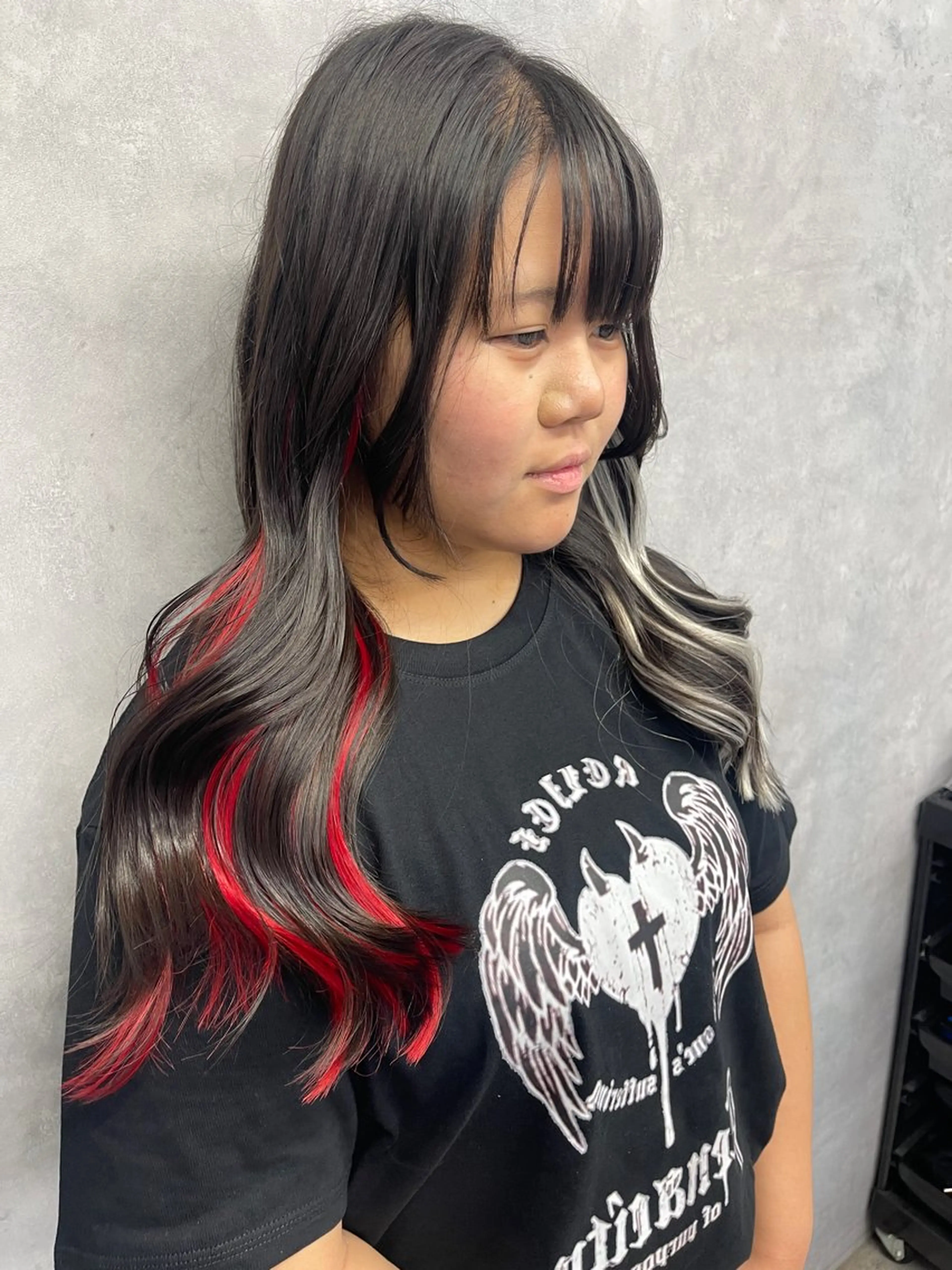 ロング カラー レッドカラー カット ヘアカラー エクステ オフホワイトアンドなんば所属・福西 洋斗のヘアスタイル