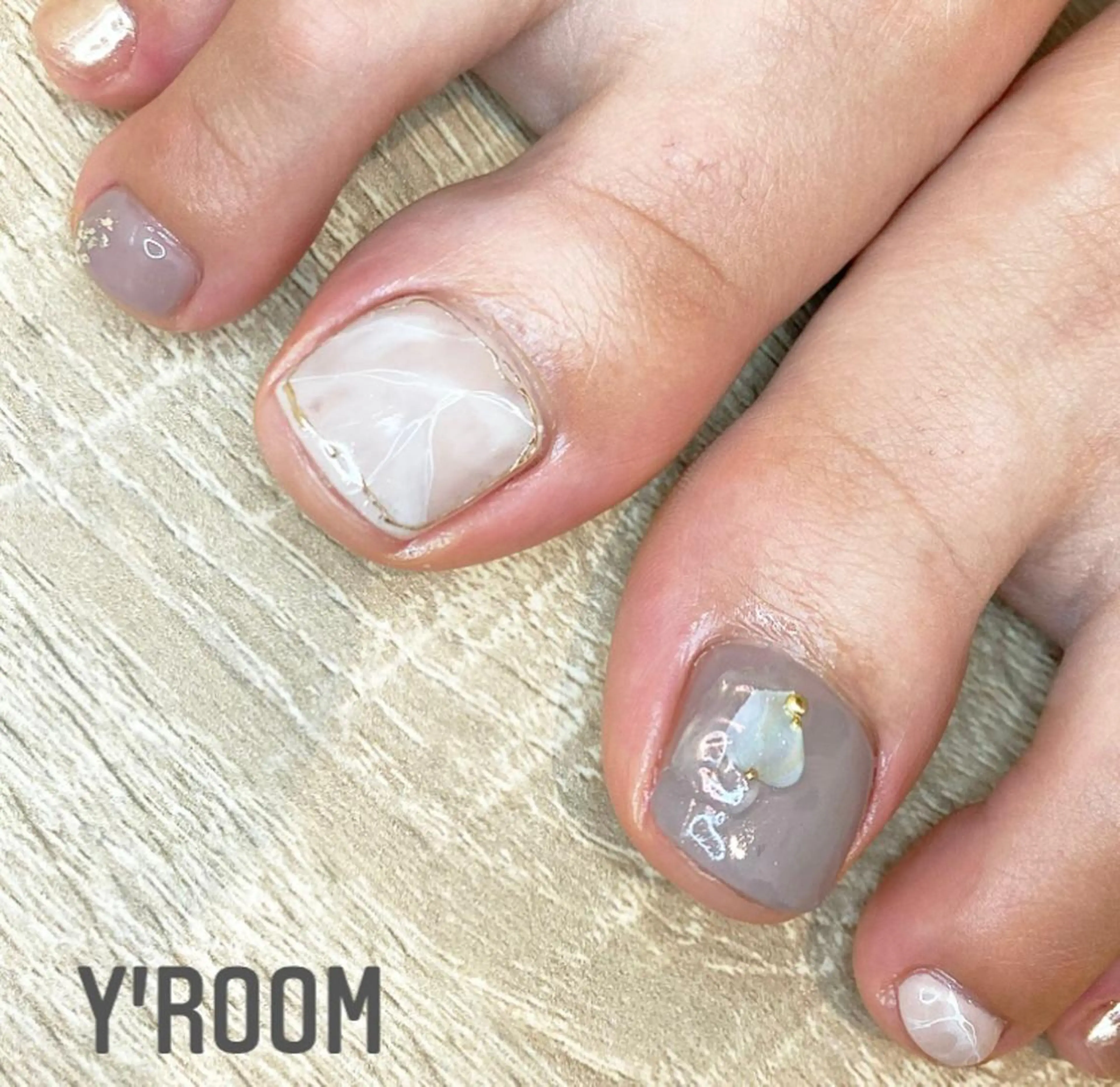 ネイル オーロラネイル フラッシュネイル フットネイル ジェルネイル 氷ネイル・うるうるネイル YUKA （ネイリスト）のネイルデザイン