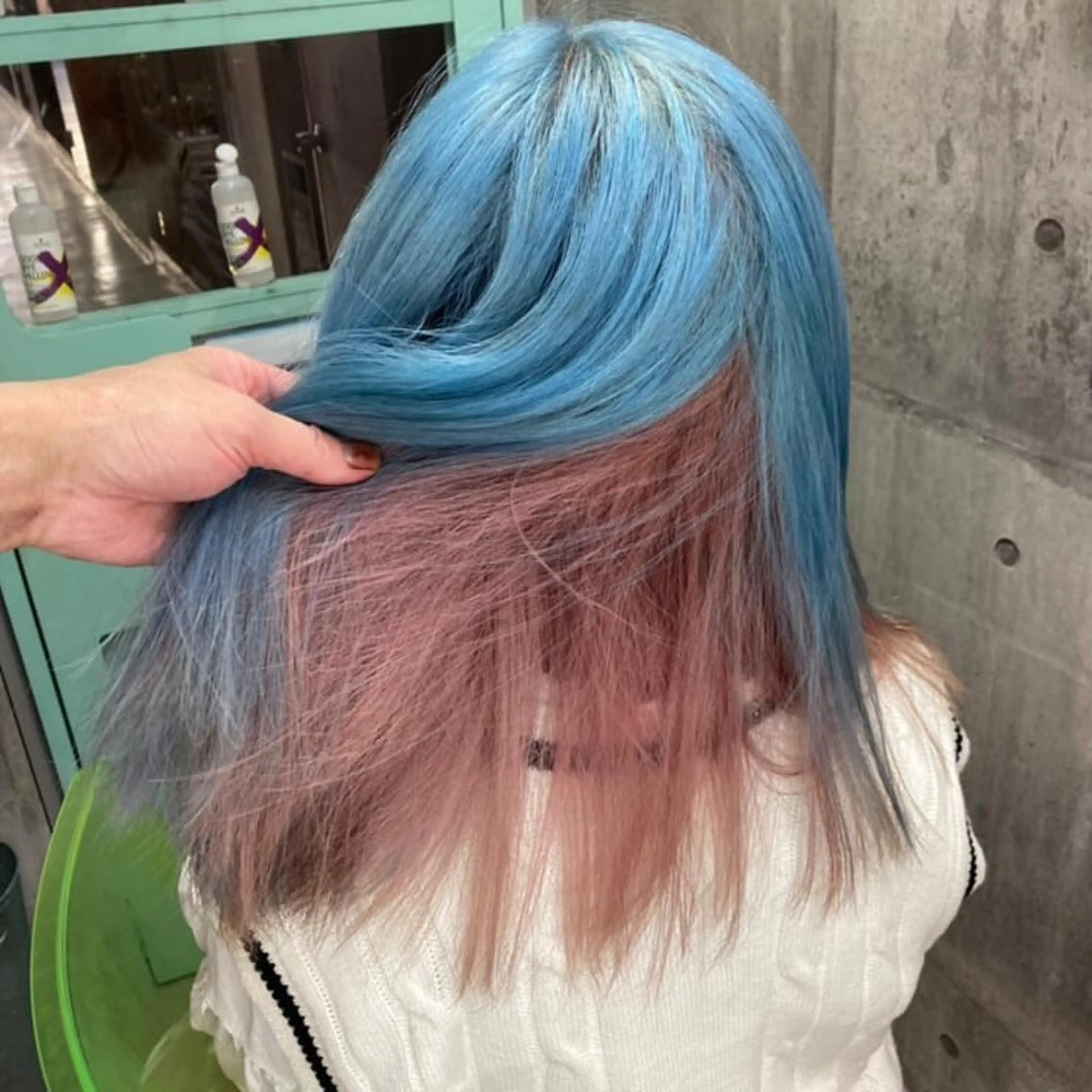 セミロング カラー ツートーンカラー ホワイト&レイヤーカ ットエクステ長畠俊輔のヘアスタイル