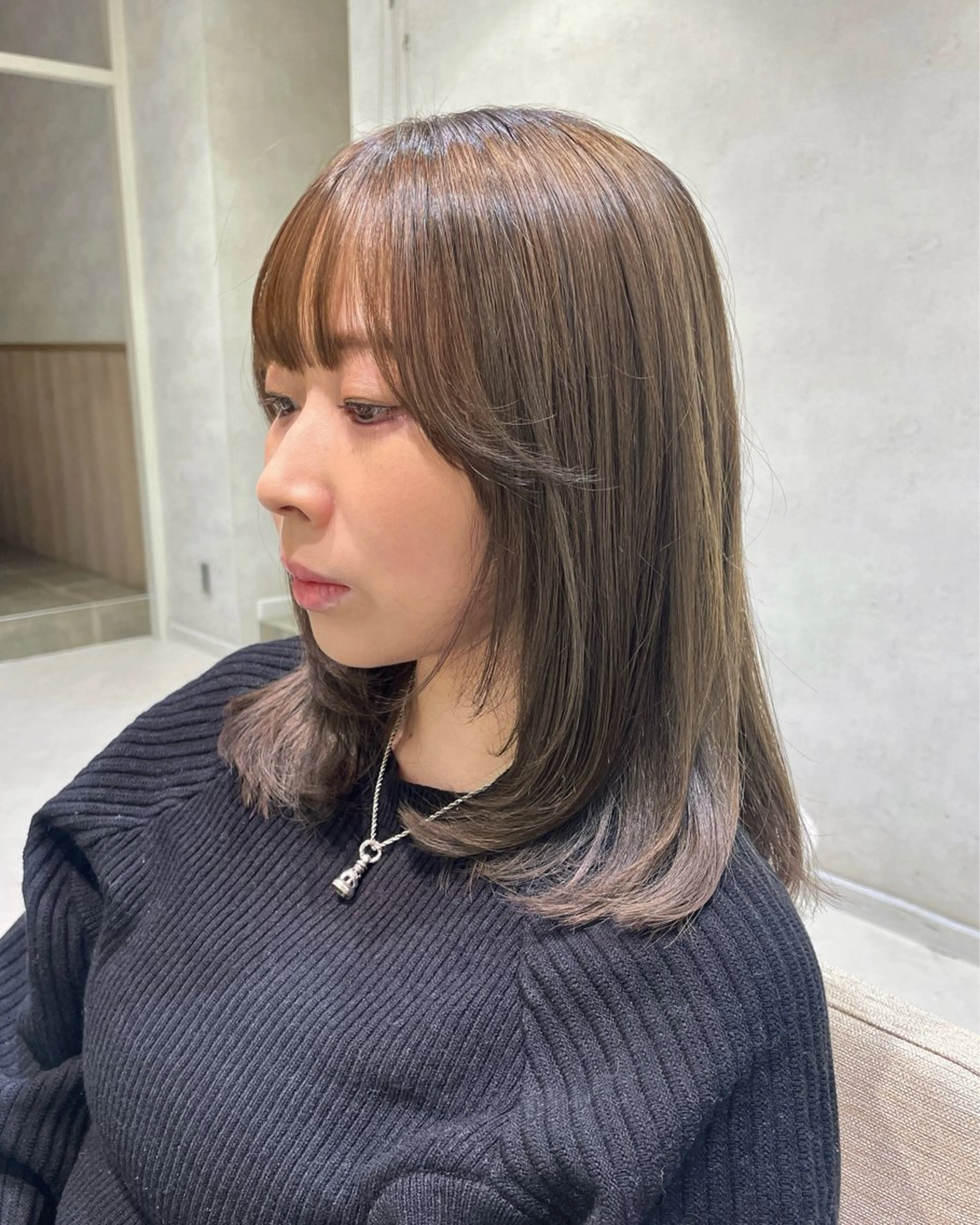 ミディアム カラー アッシュ ベージュカラー ブリーチ グレージュ ブリーチなしカラー カラー/レイヤー/ 髪質改善/PAAQのヘアスタイル