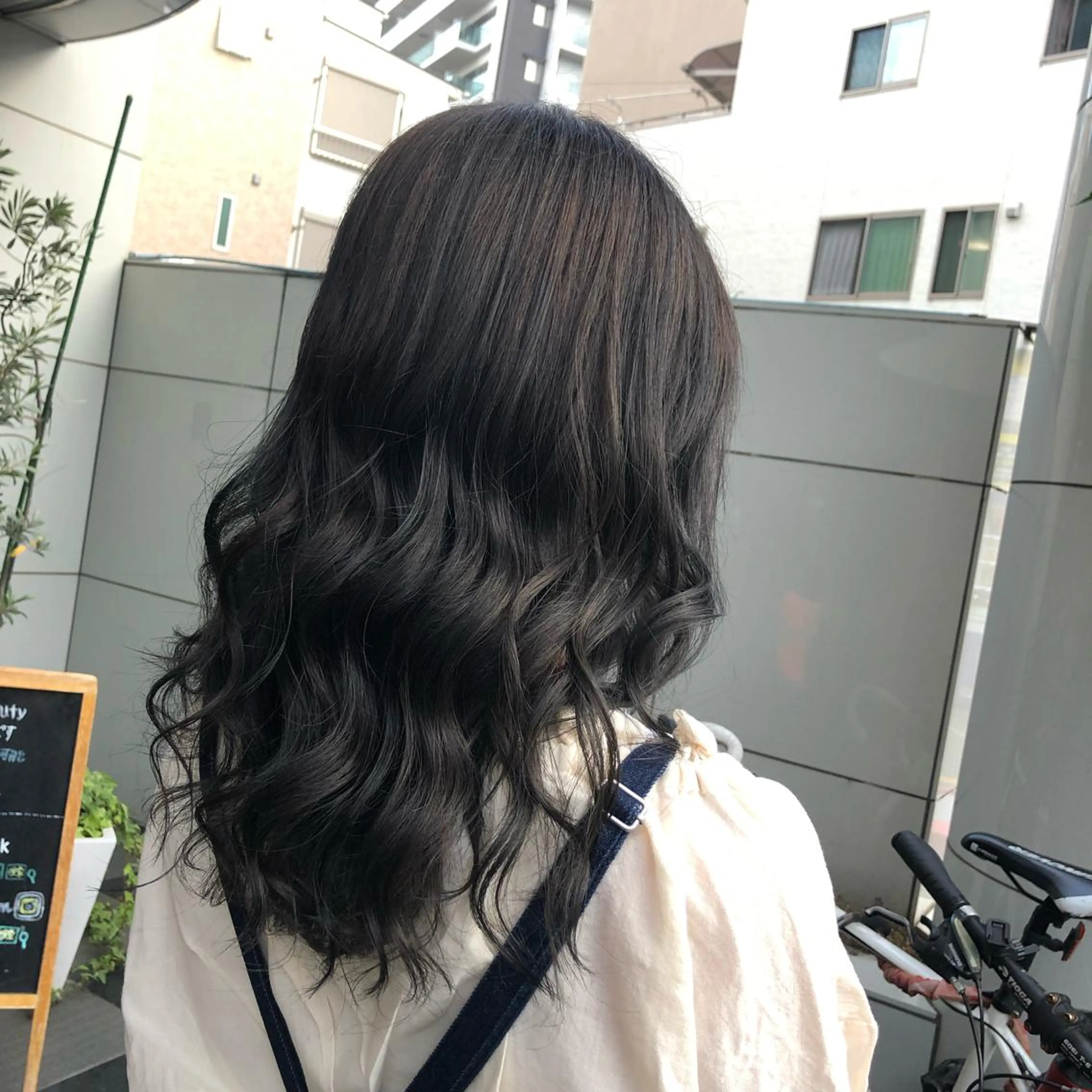 セミロング カラー ヘアカラー トリートメント 山崎 絵莉香のヘアスタイル