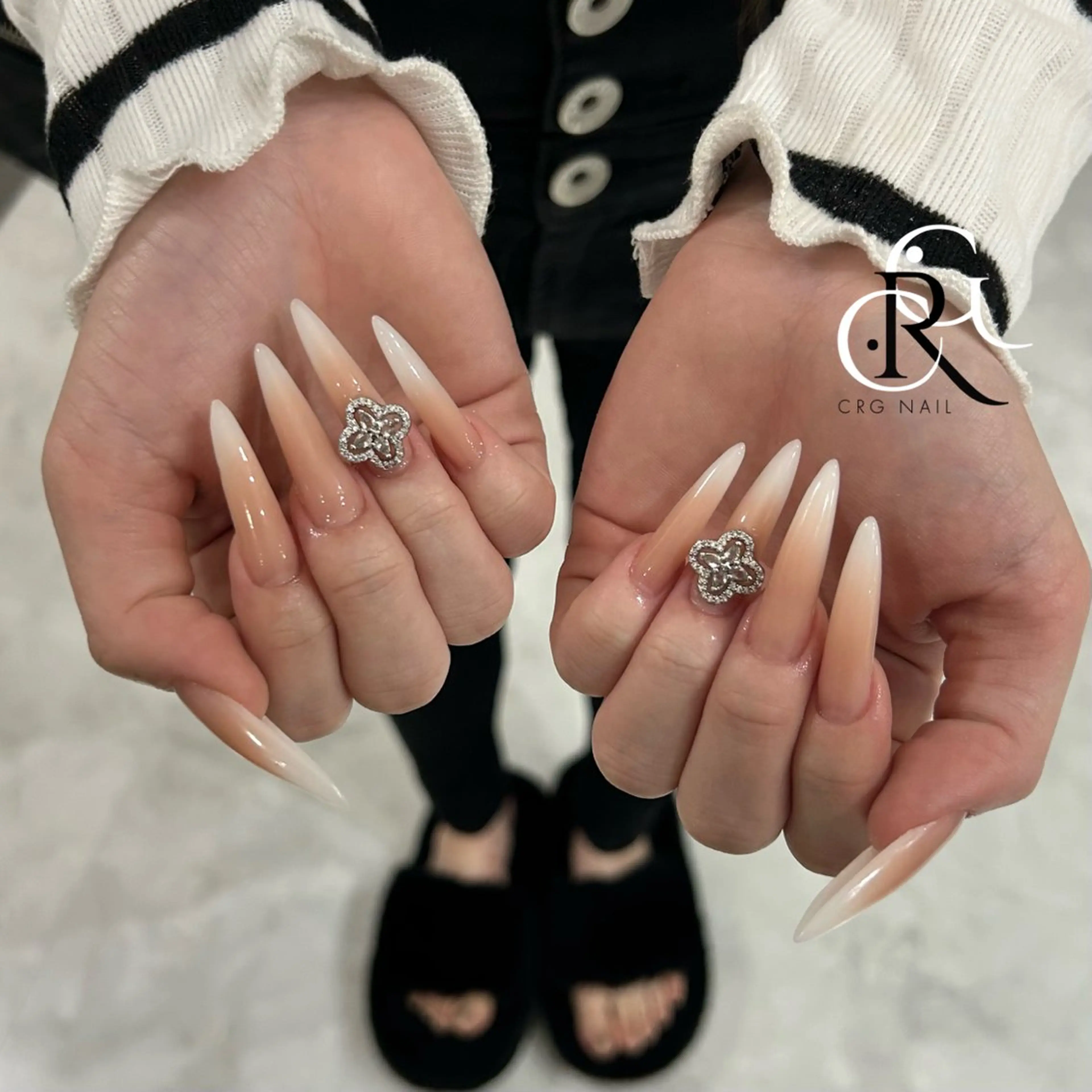 ロング ハンドネイル CRGNAIL RENAのネイルデザイン