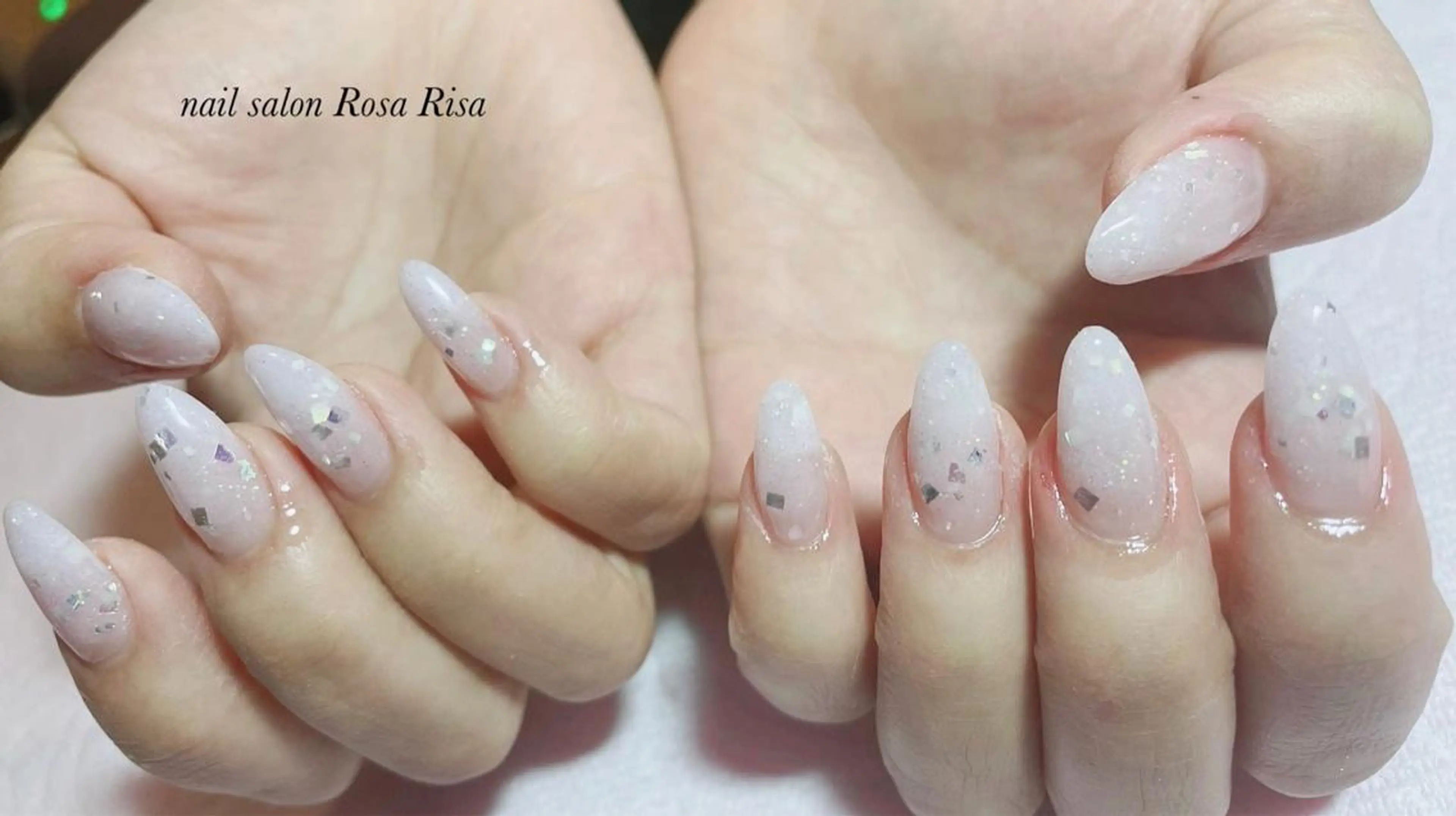 セミロング ネイル ホワイト ハンドネイル ネイルスタジオ シェイクユアハンズのネイルデザイン