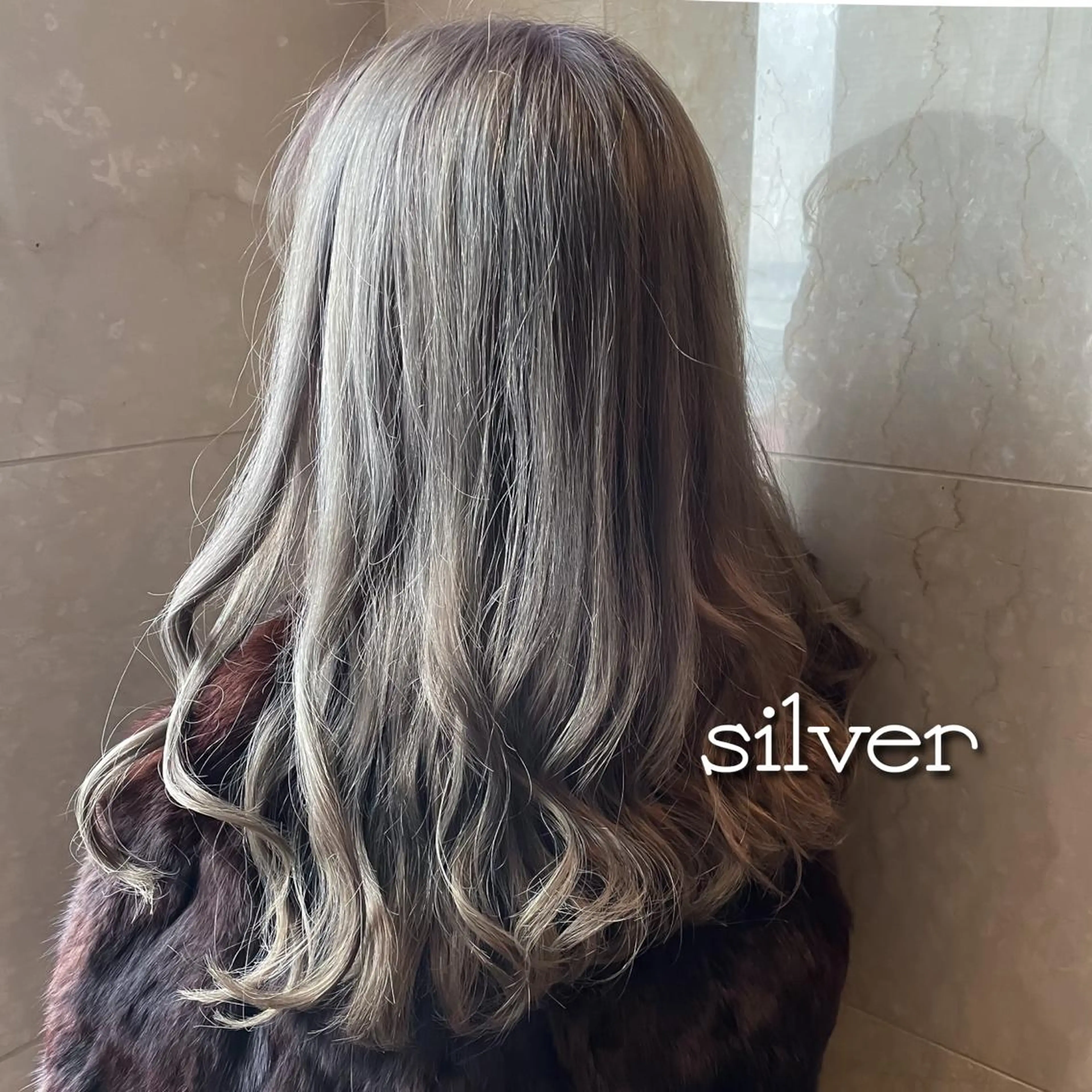 ロング カラー ベージュカラー ブリーチ グレージュ シルバー シルバーベージュ plume【プリュム】恵比寿所属・💗plume(ぷり ゅむ)💗なずなのマツエク・マツパデザイン