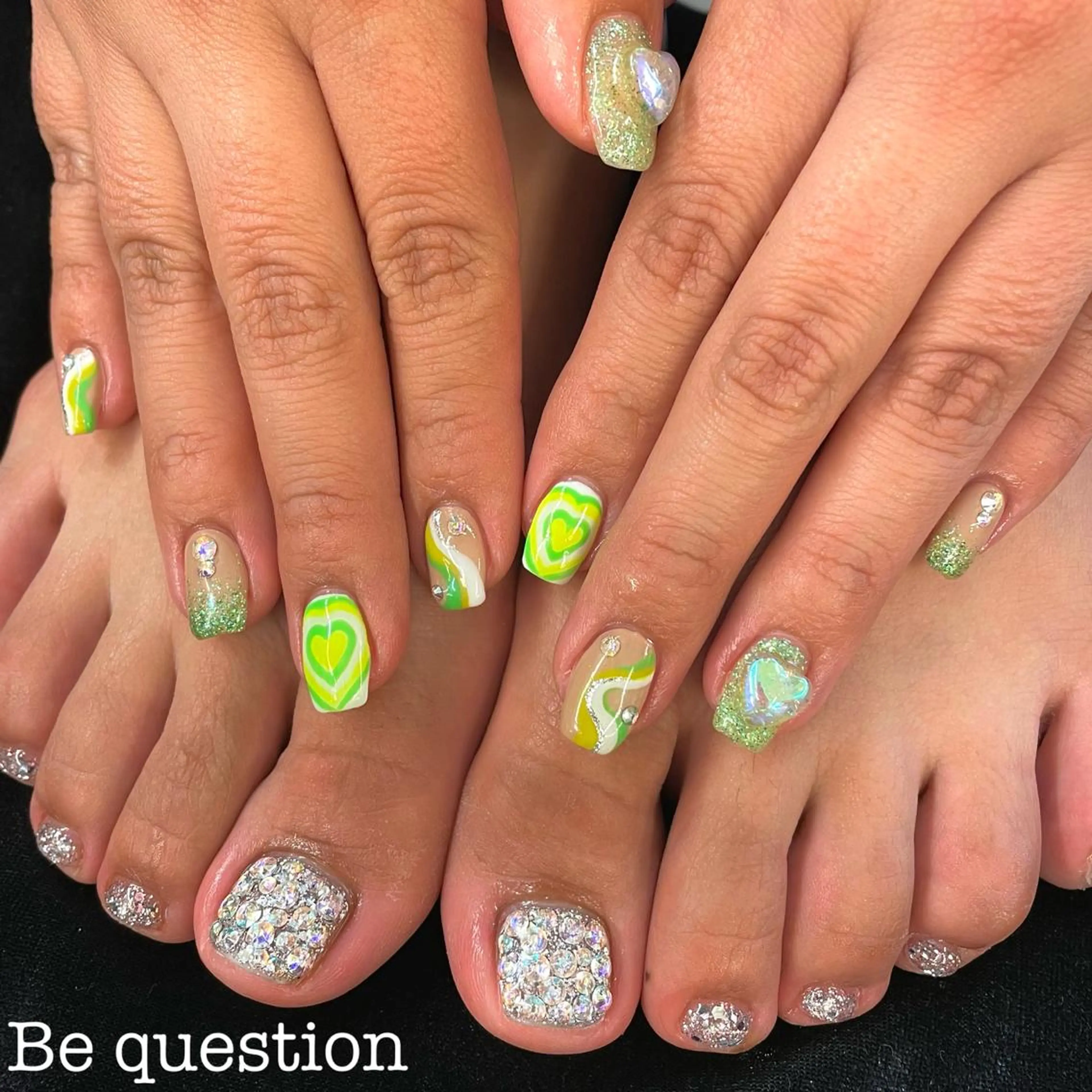 footシンプルコース🦋gradation.french…parts・swarovski乗せ放題☑️☑️の写真