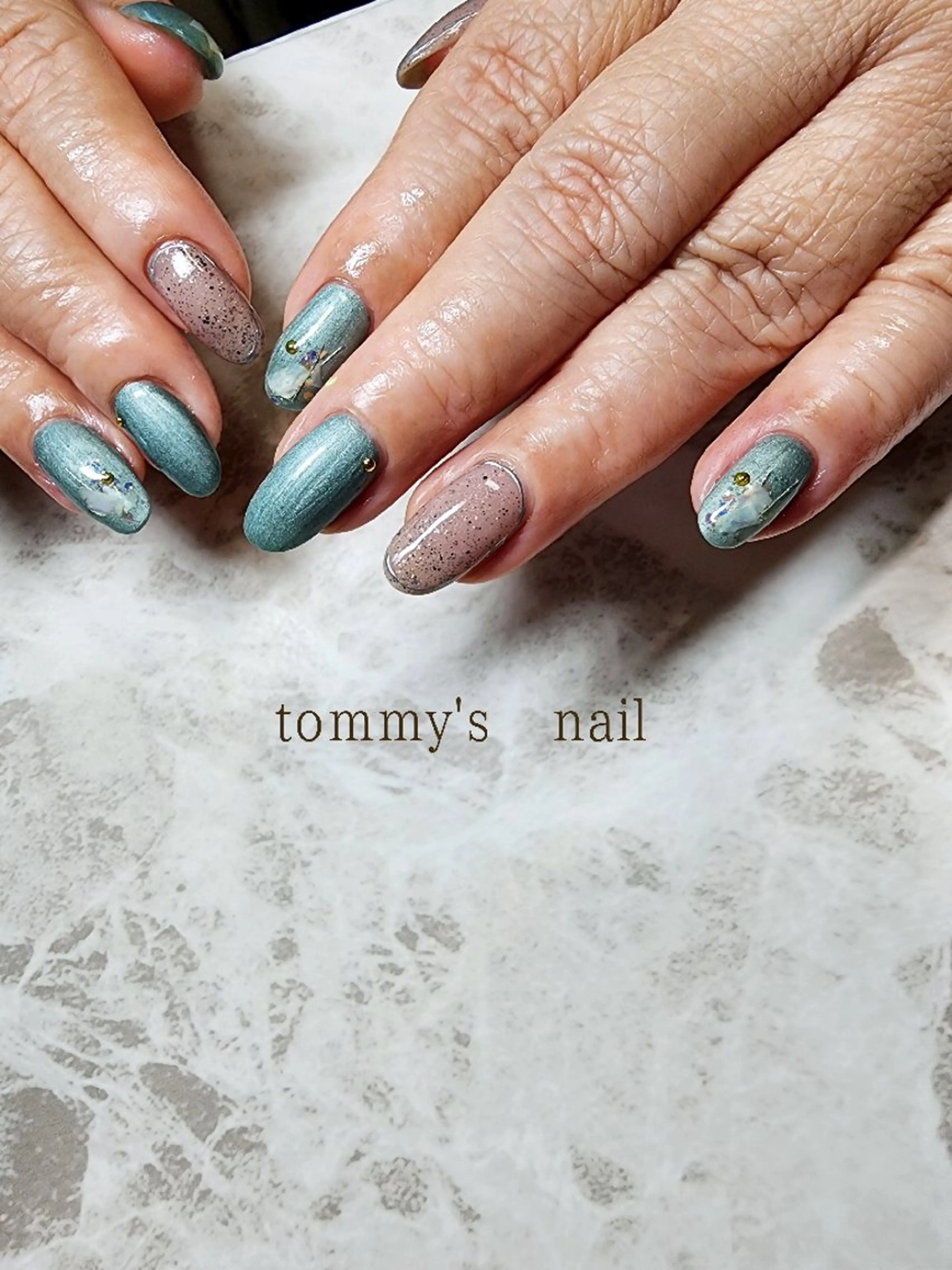 ネイル アートネイル フットネイル ジェルネイル グリーン ミラーネイル ハンドネイル tommy's nail所属・福岡/若よもぎ蒸し 全身美容が叶うサロンのネイルデザイン