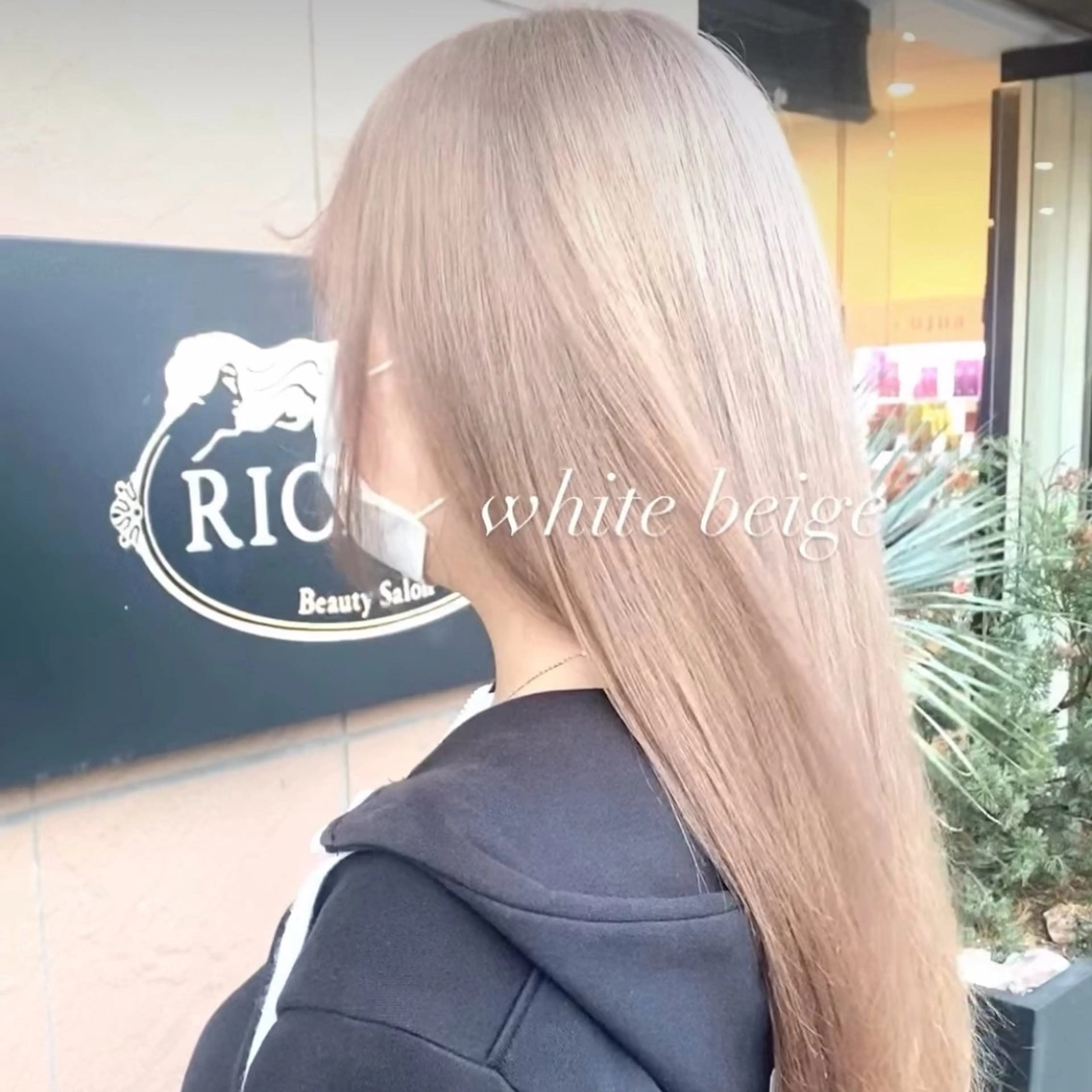 ロング カラー ベージュカラー ハイトーンカラー ミルクティーベージュ ホワイトベージュ ロング 久貝 帆風のヘアスタイル