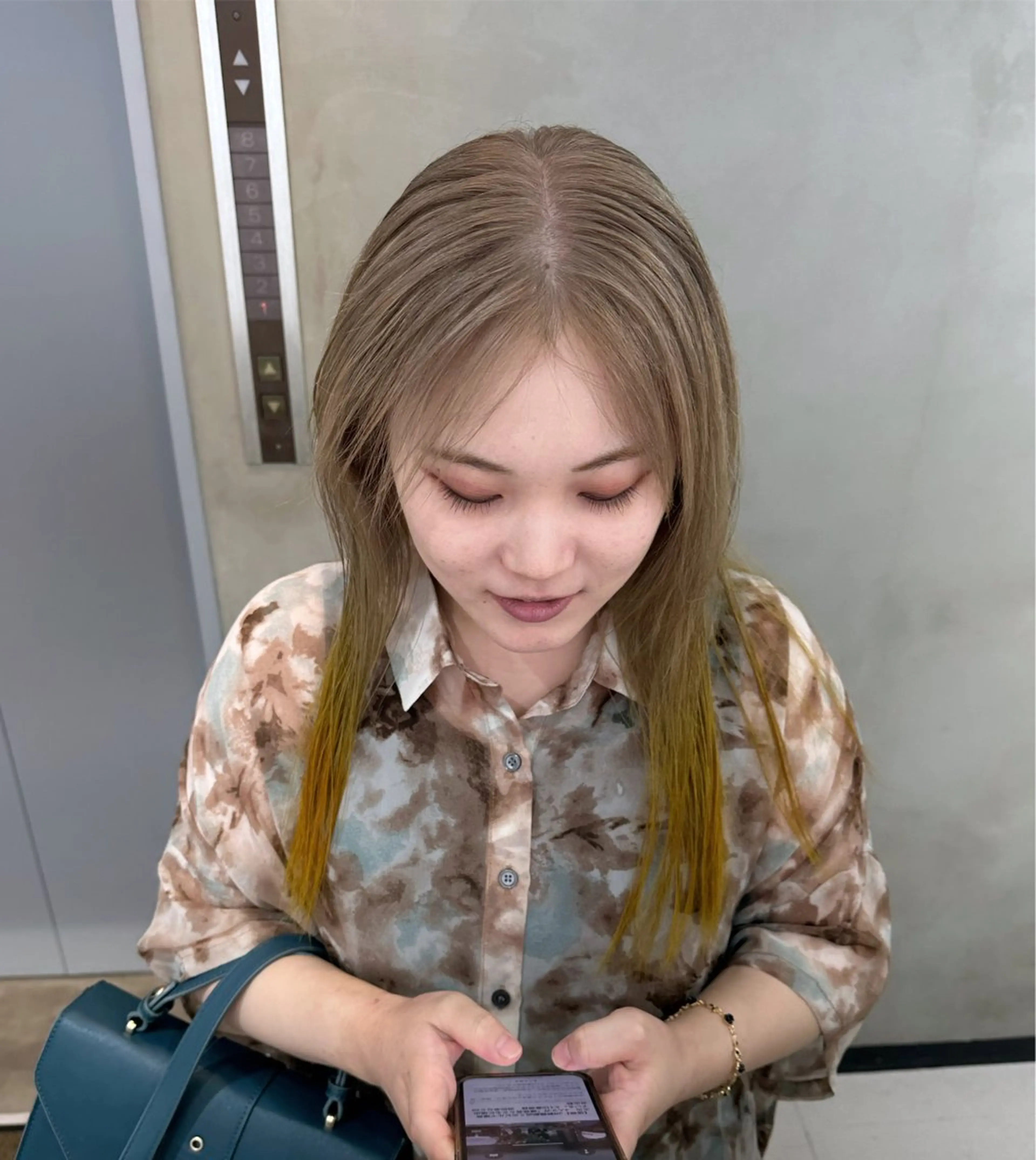 カット+全頭(根元)ブリーチ+全頭カラー+トリートメントの写真