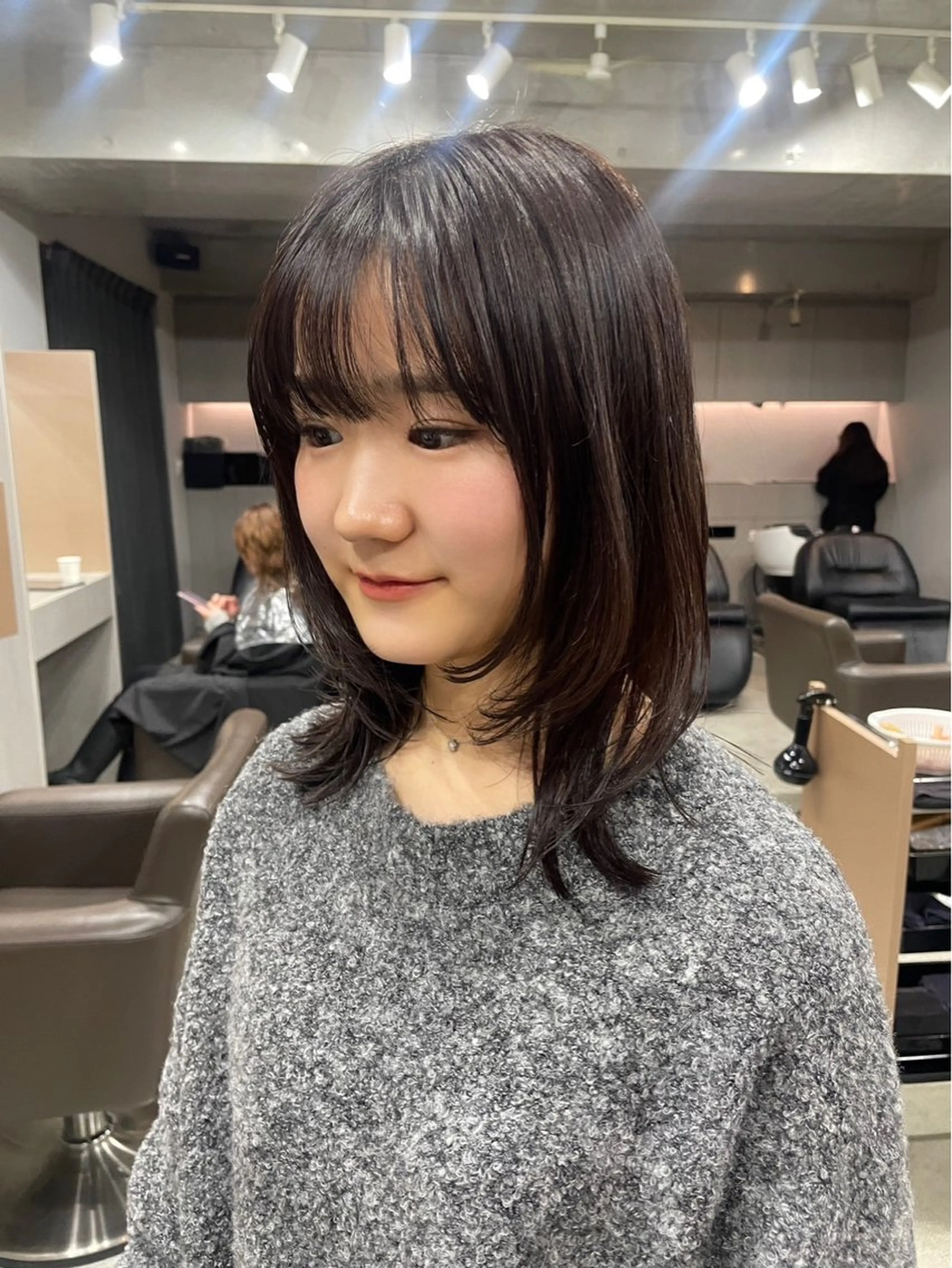 セミロング カラー 曲がる縮毛矯正 センターパートのヘアスタイル