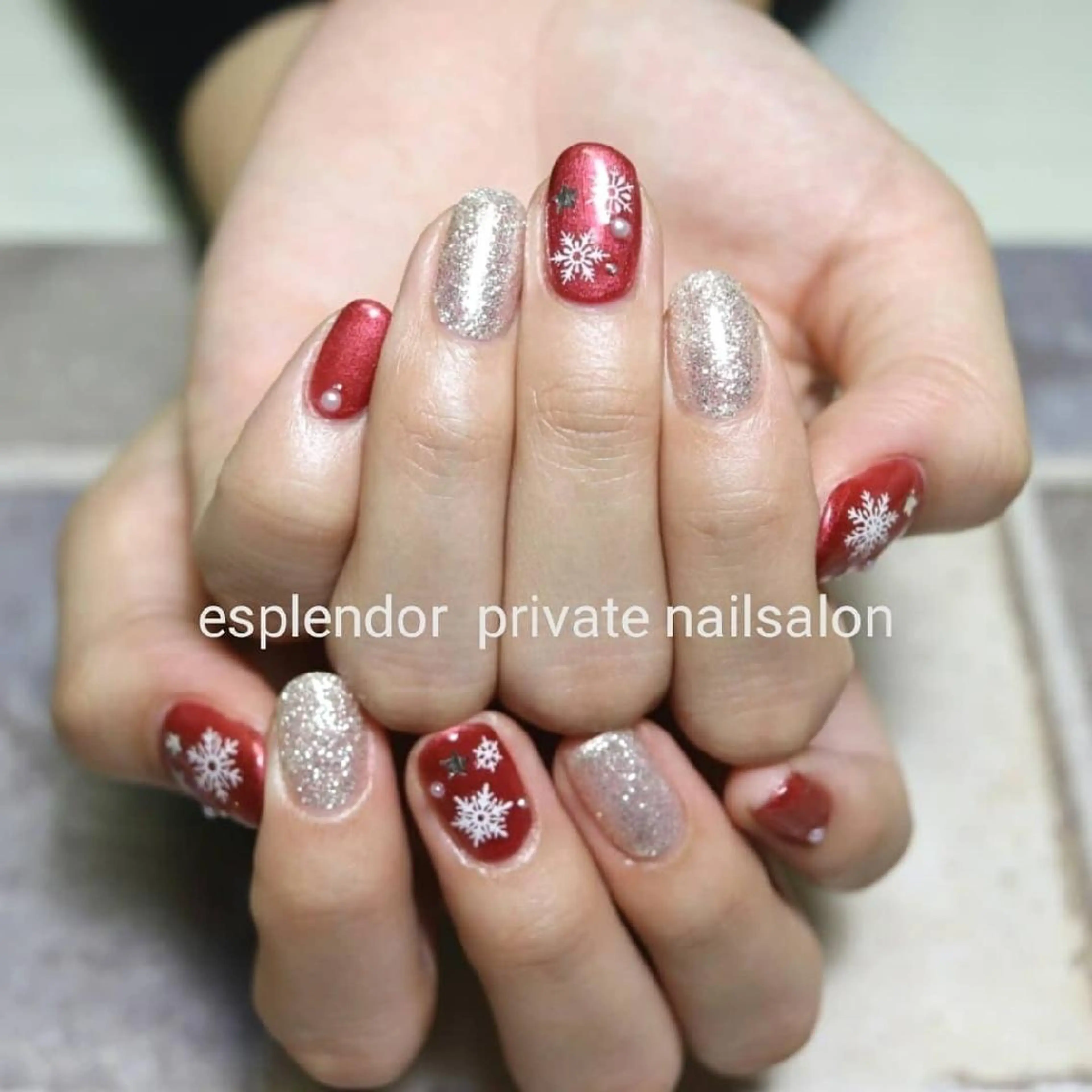 ネイル 赤色 シルバー 冬ネイル esplendor  エスプレンドル所属・esplendor  エスプレンドルのネイルデザイン