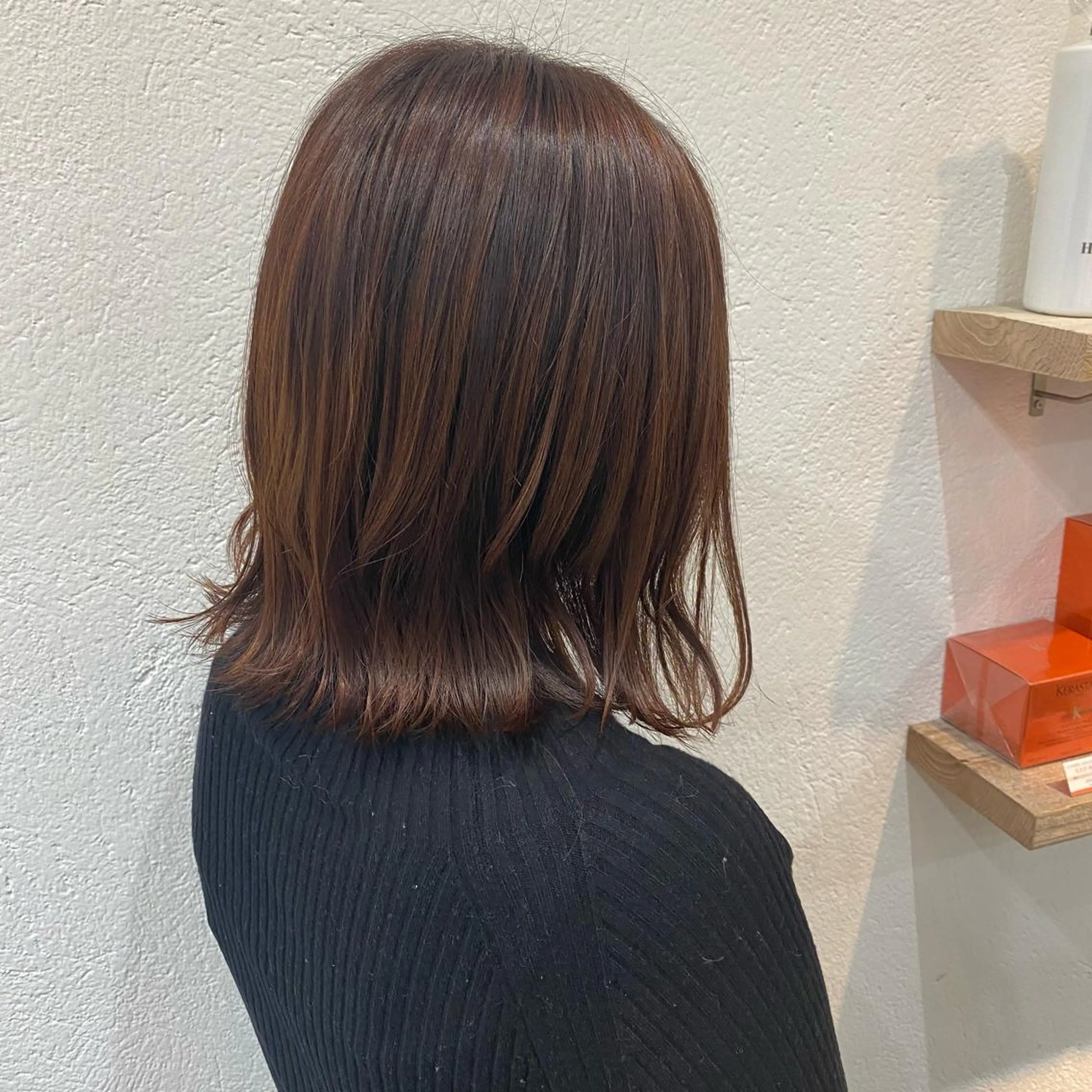 ミディアム ピンクブラウン ブリーチなしカラー/ 顔周りレイヤーカットのヘアスタイル