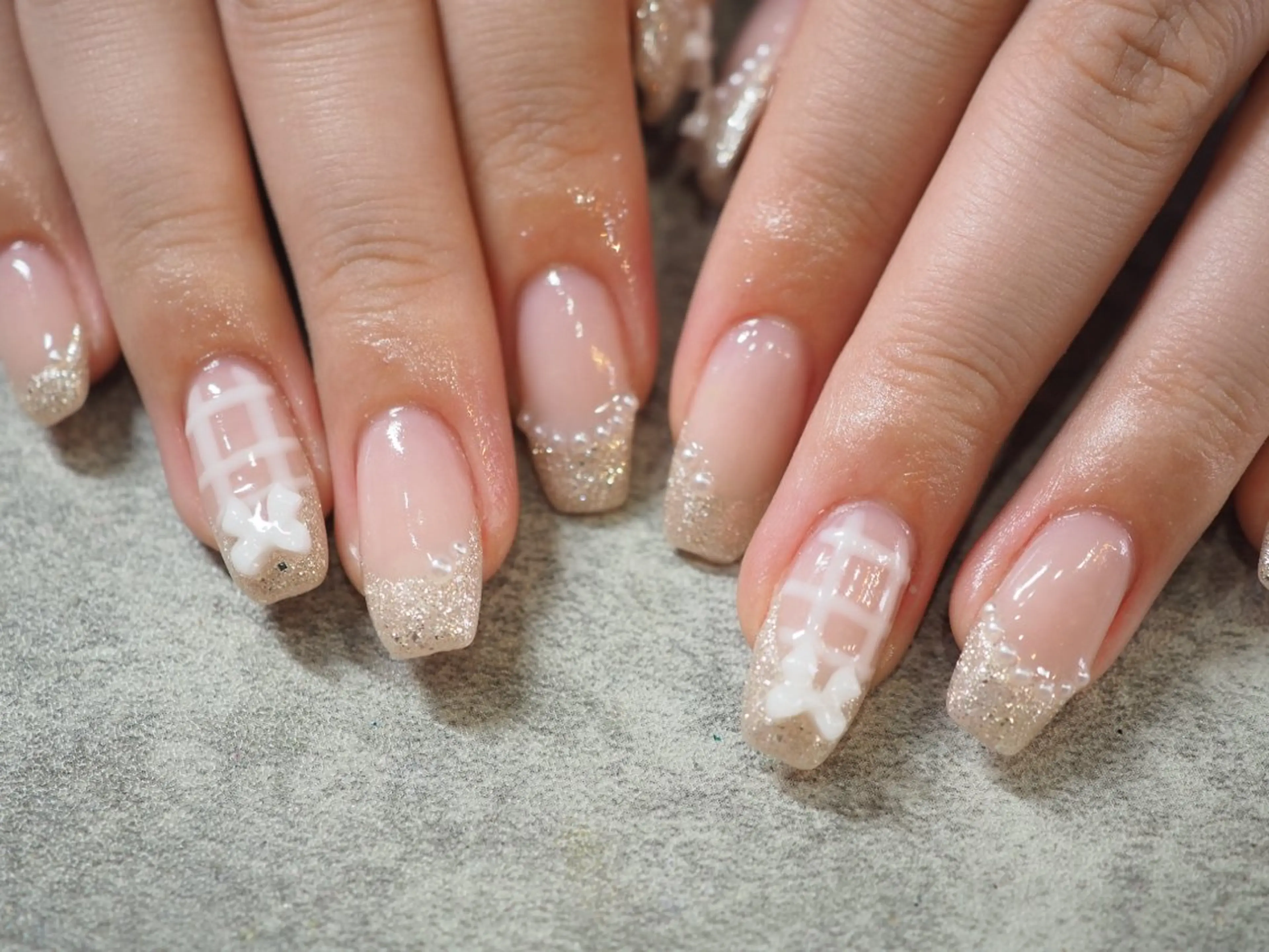 ネイル ガーリー リボン ハンドネイル glaNje shioriのネイルデザイン