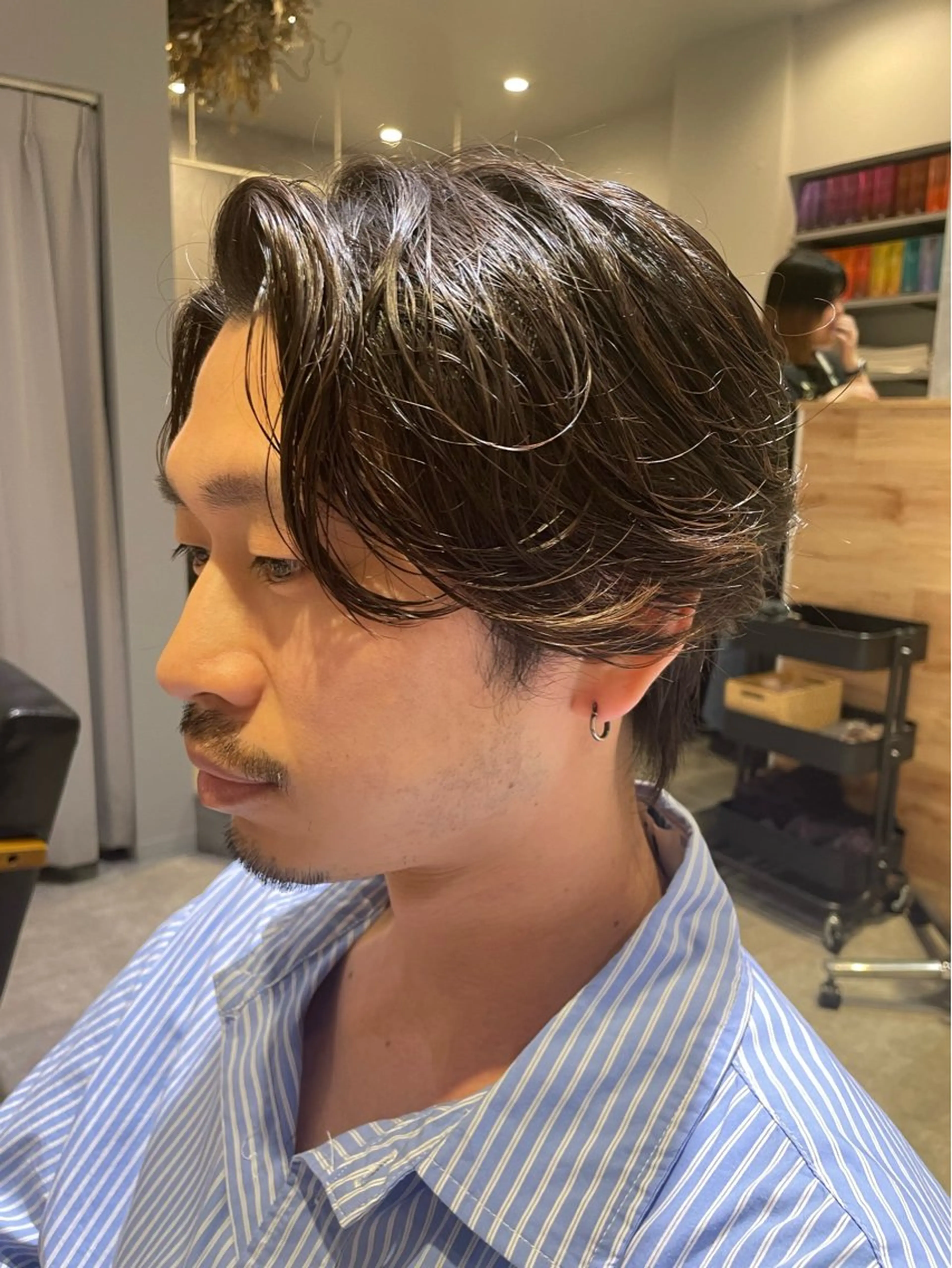 ミディアム メンズ ミディアムパーマ センターパート ダウンパーマ フェザーパーマ メンズハイライト 藤崎百道メンズカット Zina/森井唯央のヘアスタイル