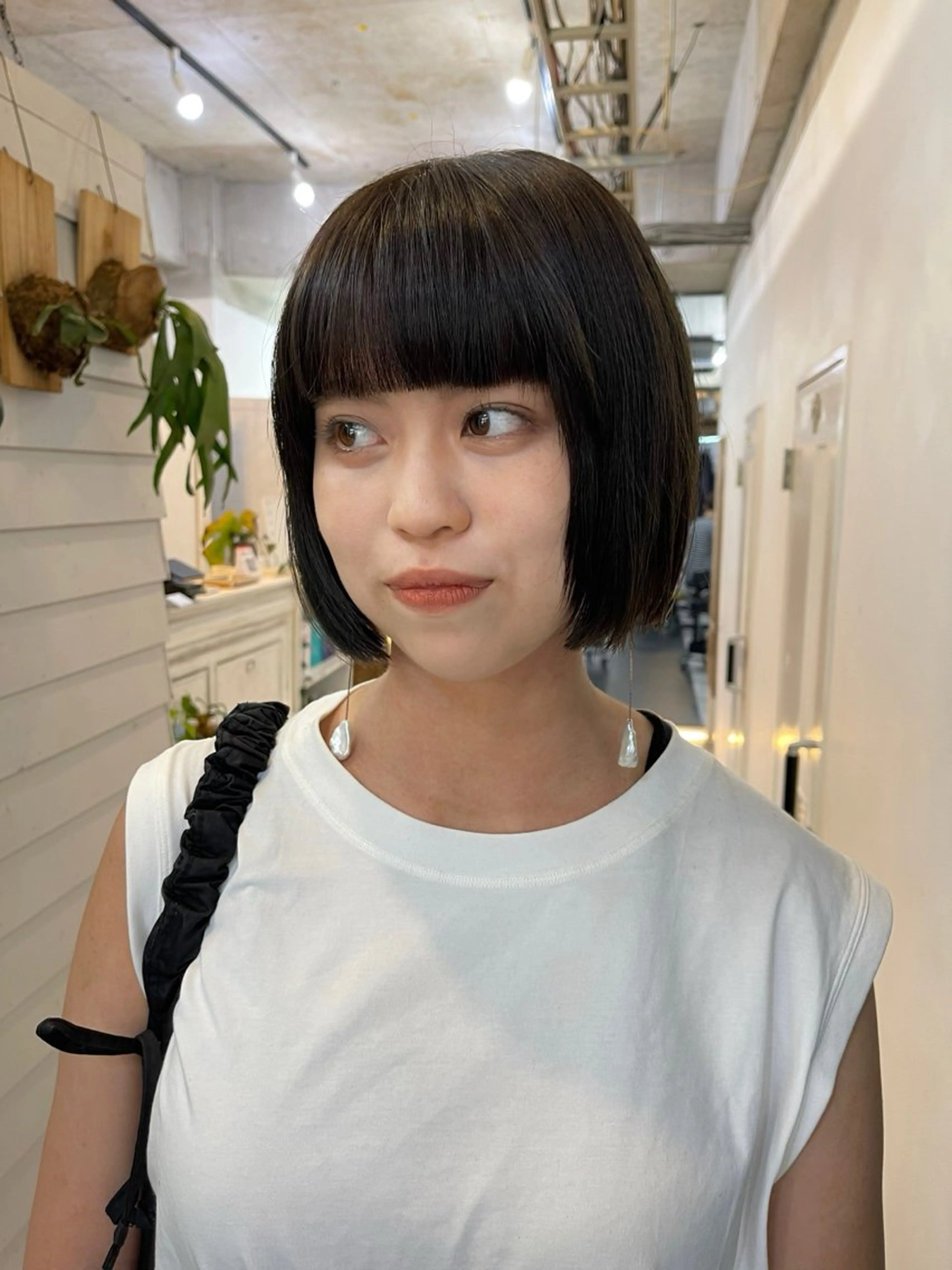 ショート カラー ブリーチ ケアブリーチ デザインカラー ダブルカラー イヤリングカラー TATSUブリーチ/ ミルクティーベージュのヘアスタイル