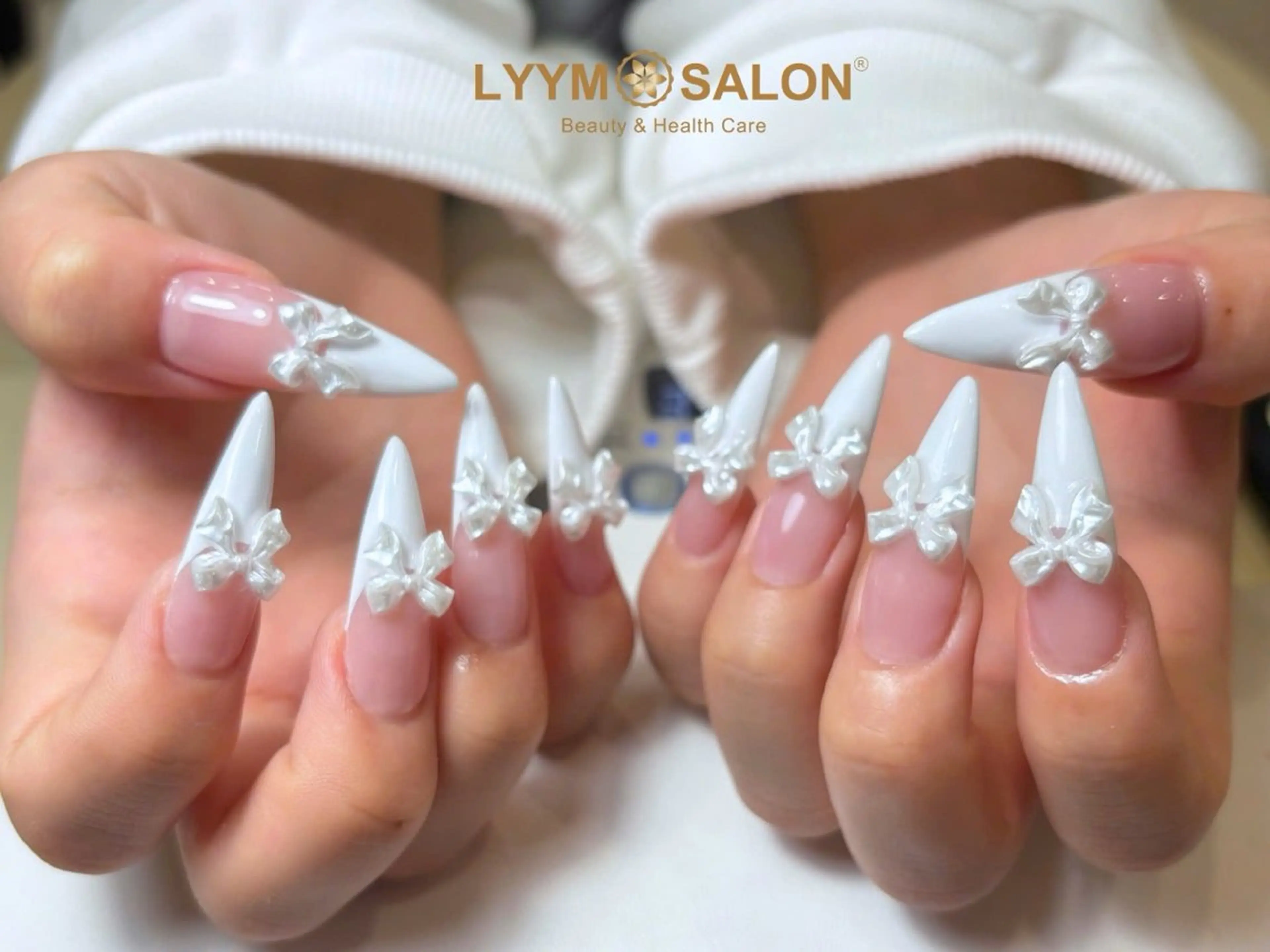 ネイル ガーリー 韓国ネイル ロングネイル リボン ワンホンネイル ハンドネイル LYYM Salonのネイルデザイン