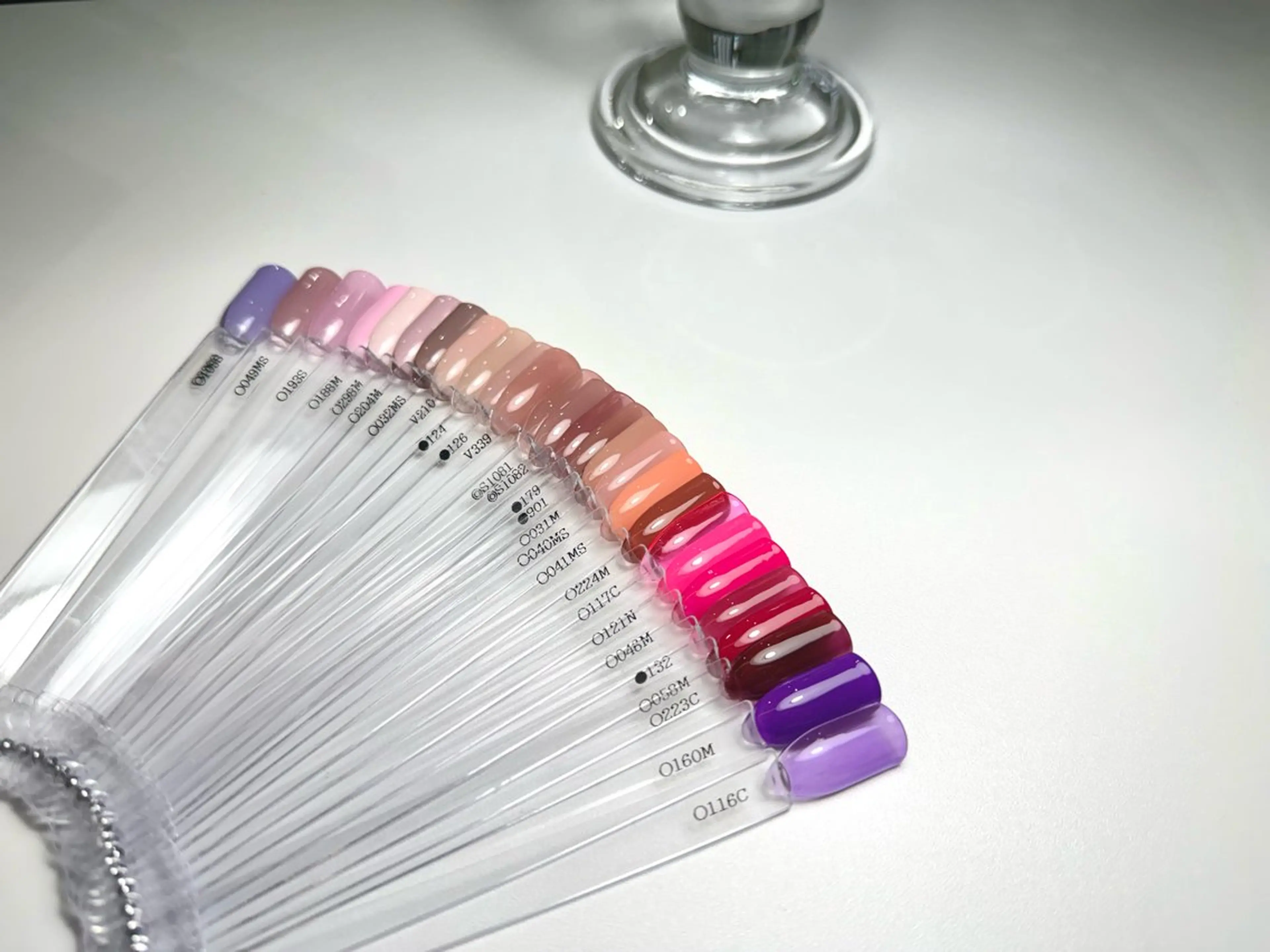 ネイル オフィスネイル ピンク ピンクベージュ パープル 赤色 ハンドネイル Plus Ewalu / mihiroのネイルデザイン