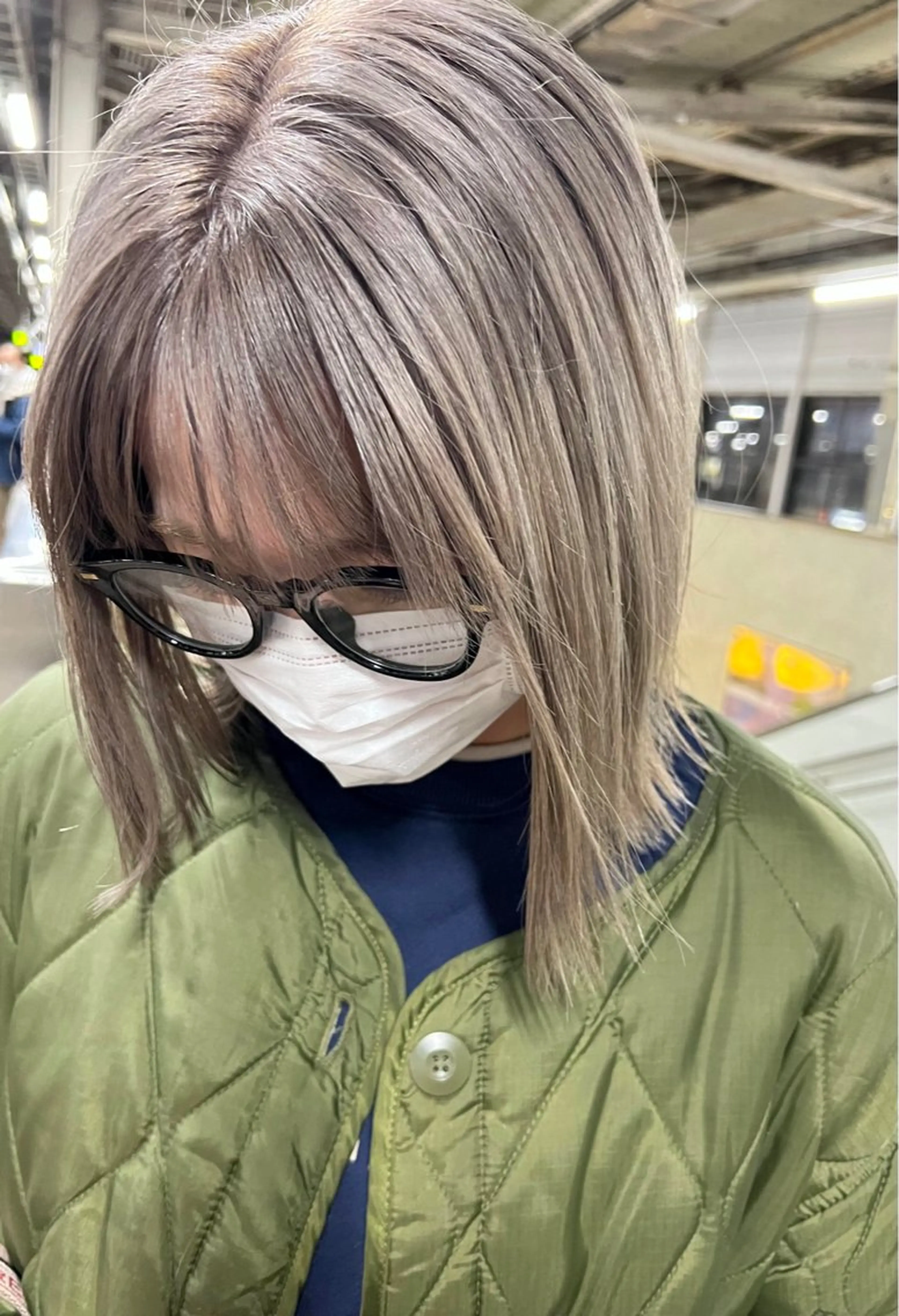 ミディアム カラー ブリーチ グレージュ miyu✂︎Lien 上品なブリーチカラーのヘアスタイル