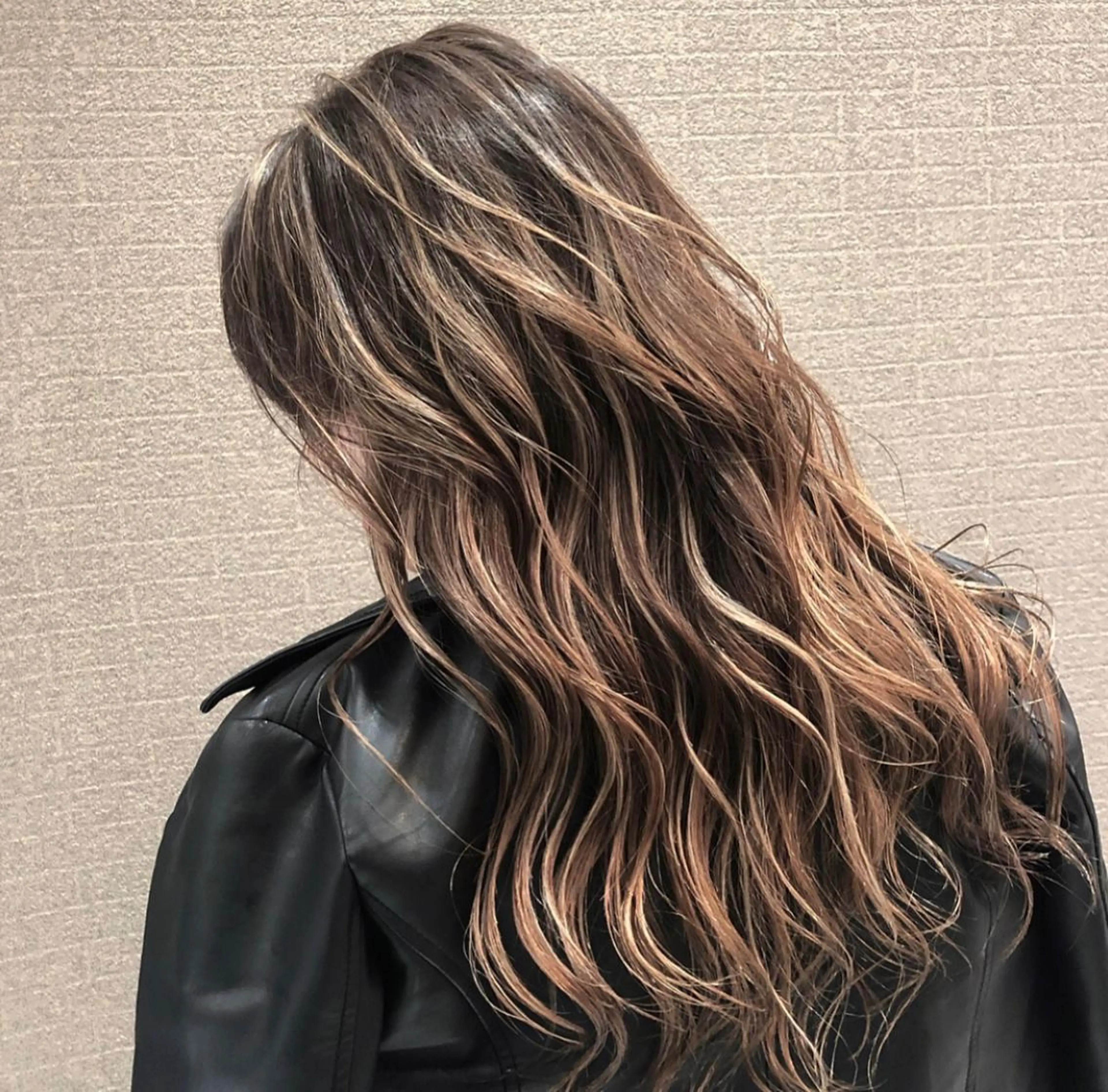 ロング カラー ヘアアレンジ バレイヤージュ デザインカラー グラデーションカラー ハイライトカラー ハイトーンカラー アンドウ ユウ/ レイヤーカット/韓国のヘアスタイル